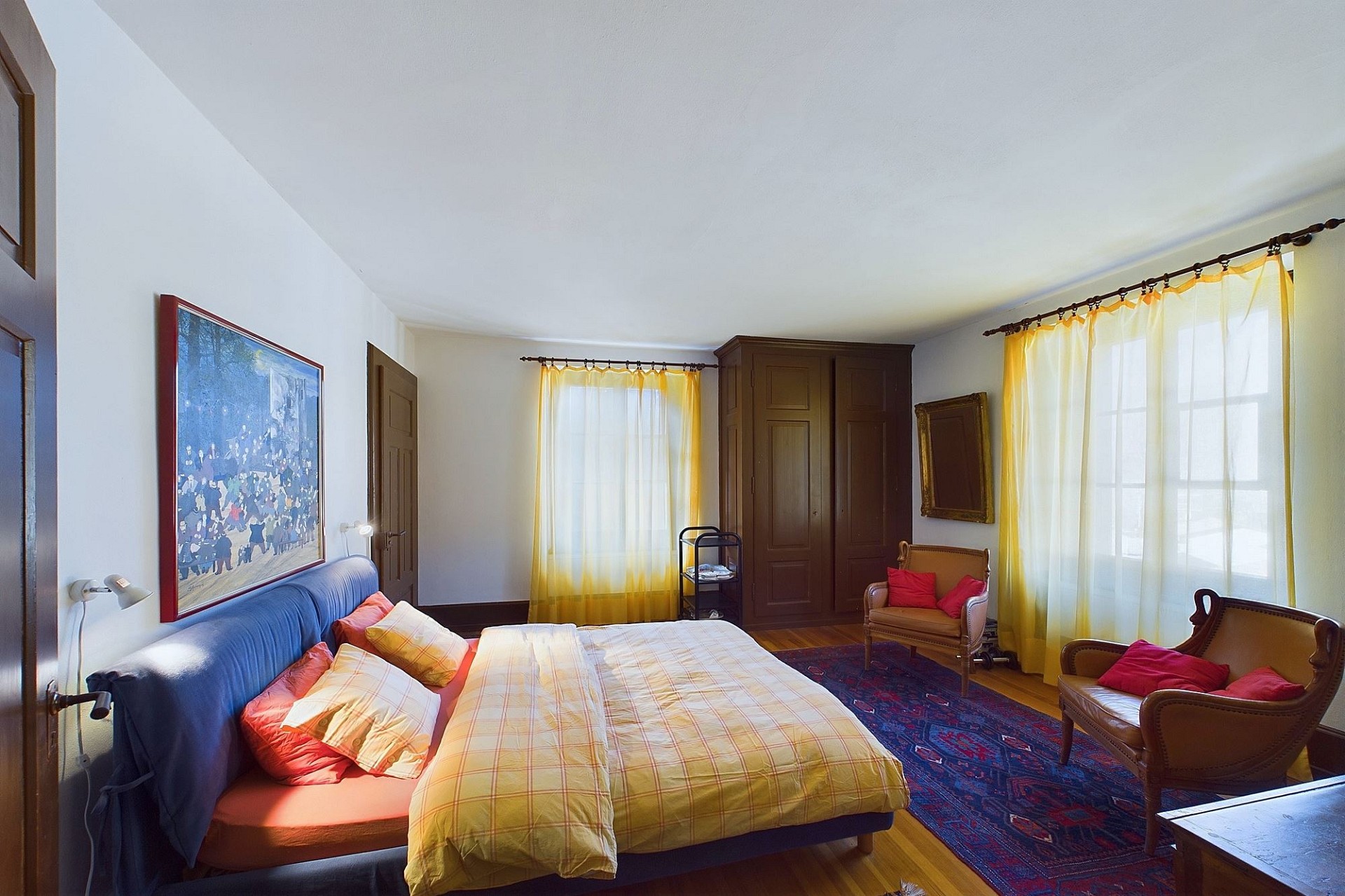 Helles Schlafzimmer mit klassischer Möblierung