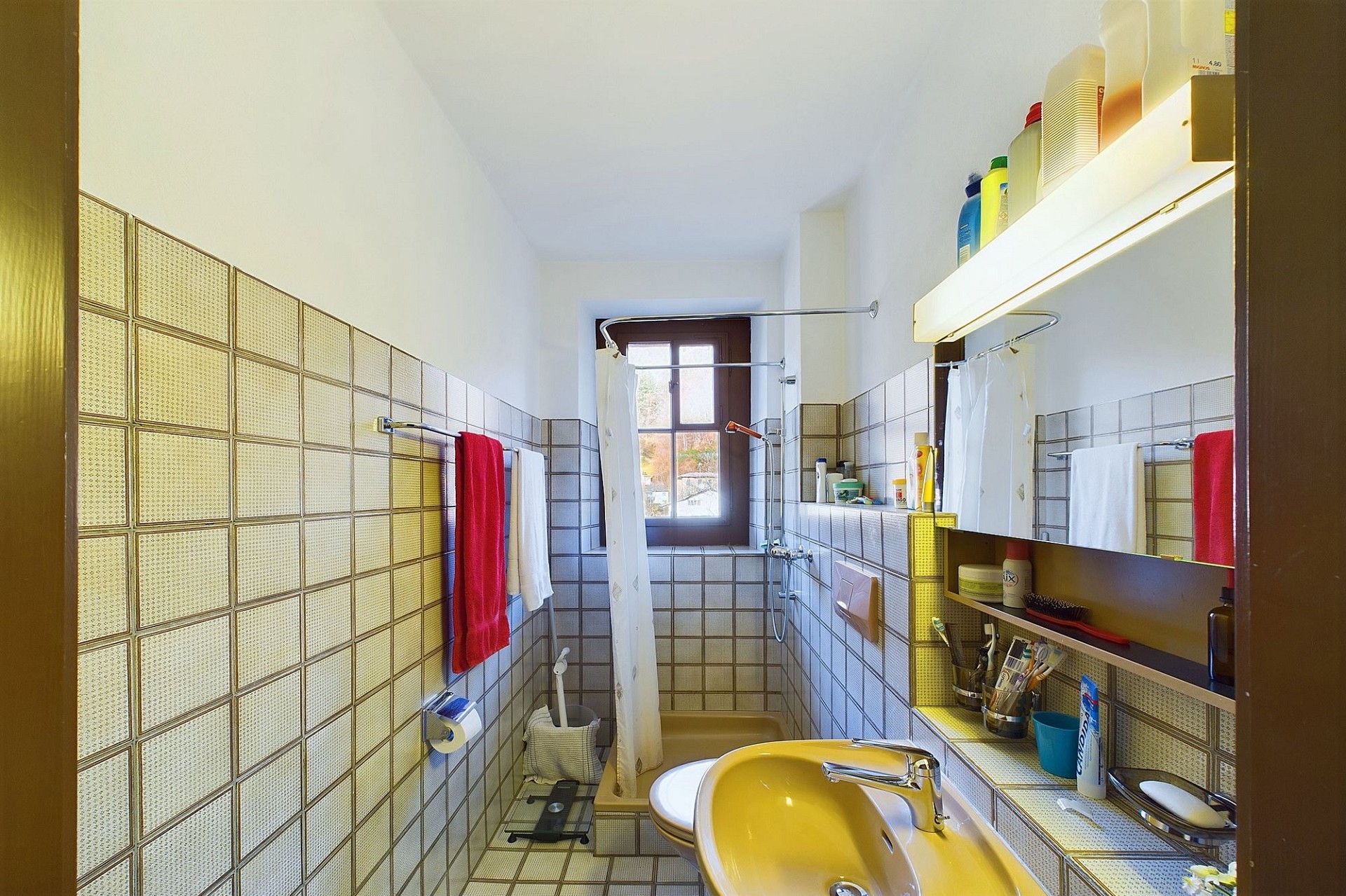 Badezimmer mit gelben Sanitär-Elementen