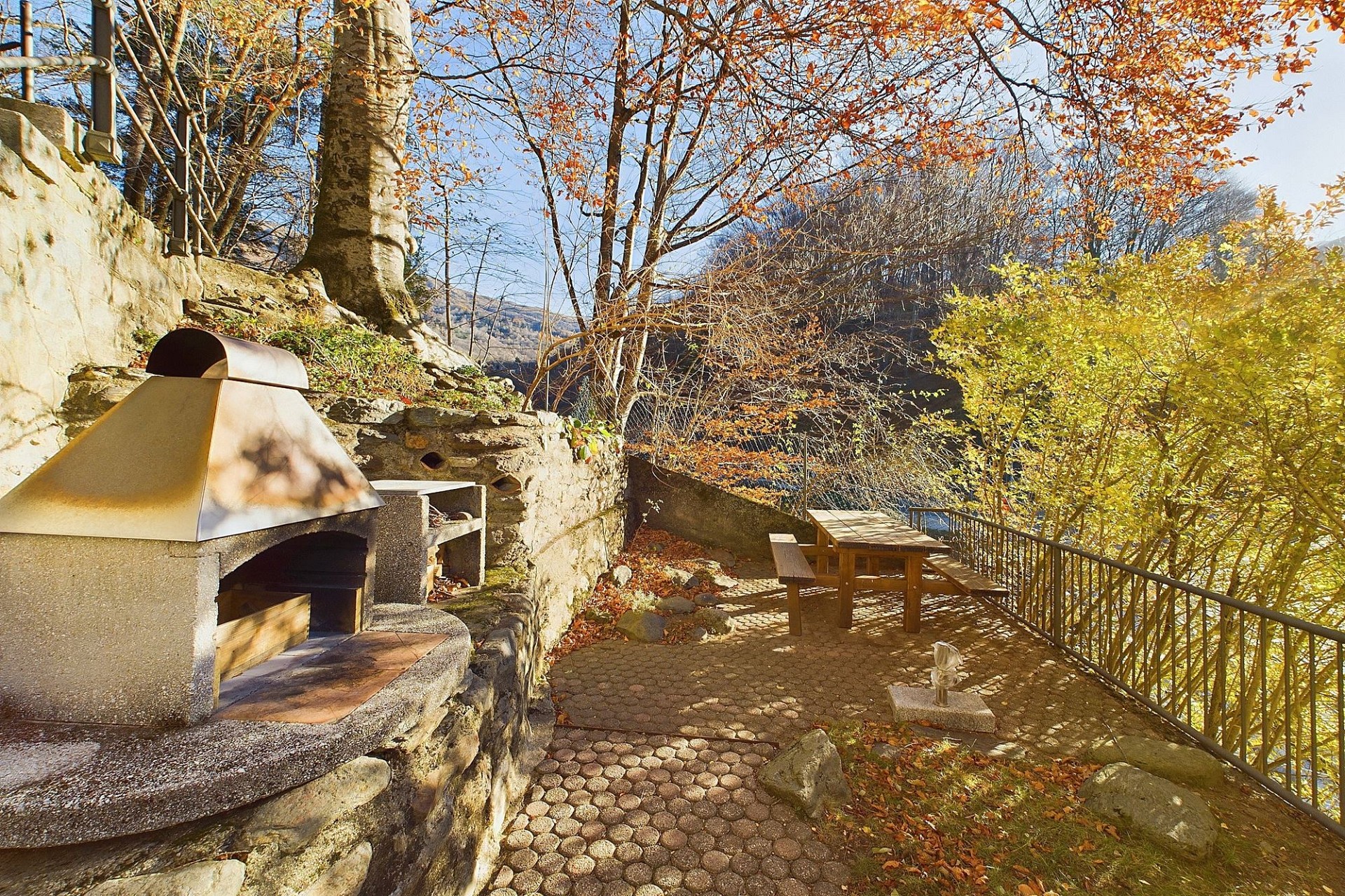Außenbereich mit Steingrill und Terrasse