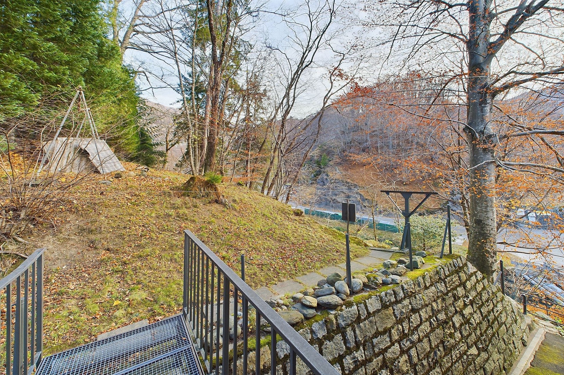 Hanggrundstück mit Terrasse und Garten