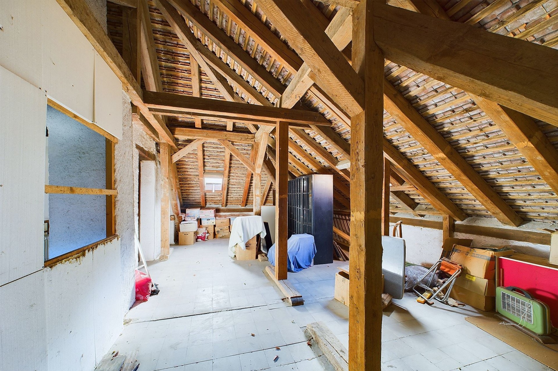 Dachboden mit sichtbarer Holzkonstruktion