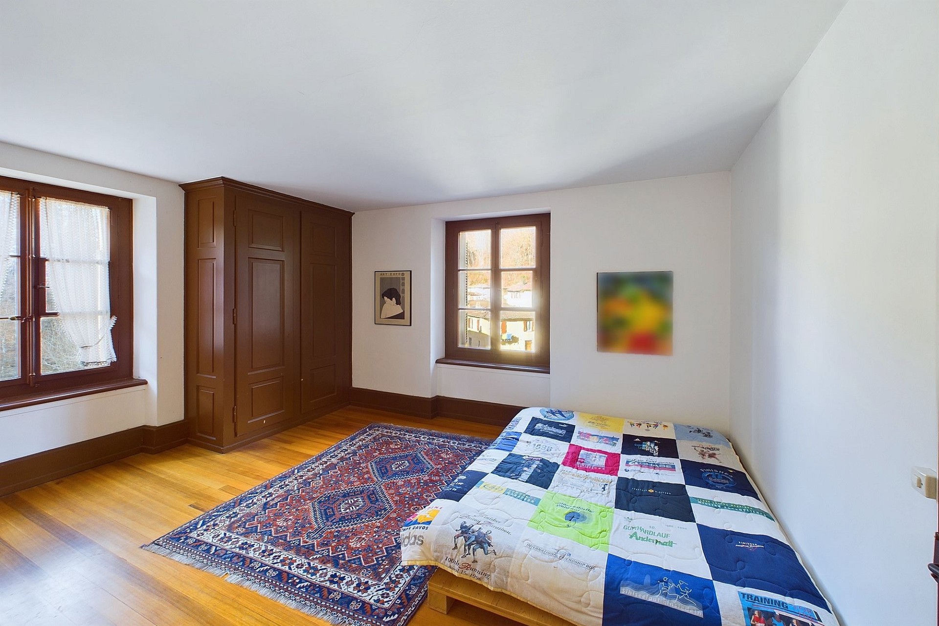 Helles Schlafzimmer mit Holzboden und Einbauschrank