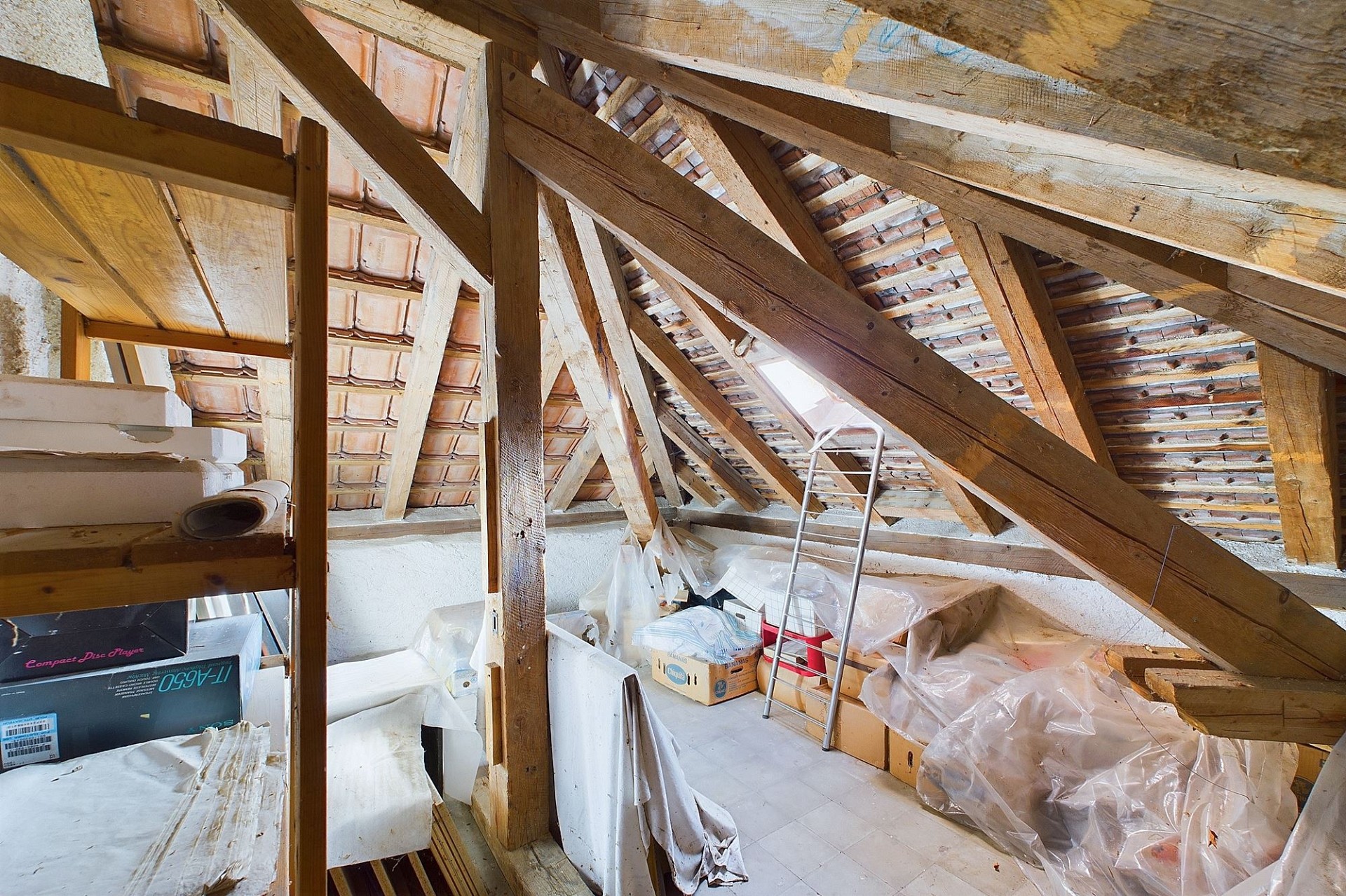 Dachboden mit offenem Holzgebälk