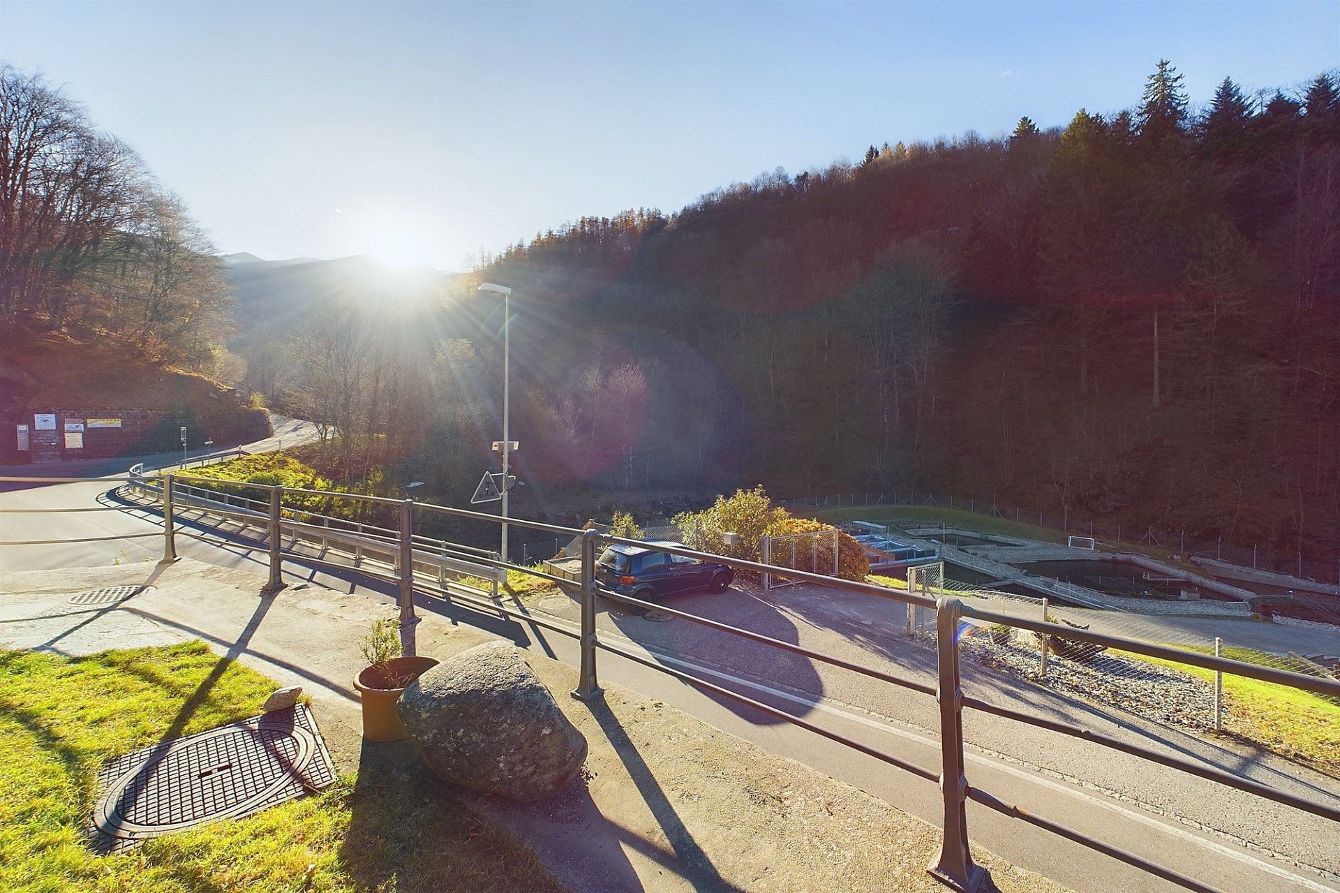 Hügelige Straßenansicht mit Blick ins Tal