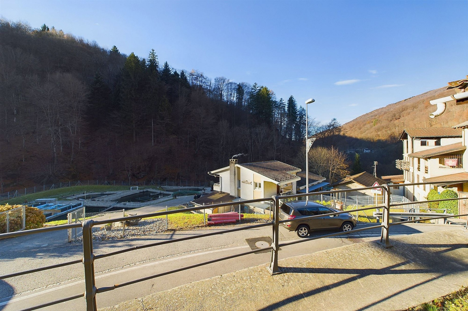Bergtal mit Wohnhäusern und Zufahrt