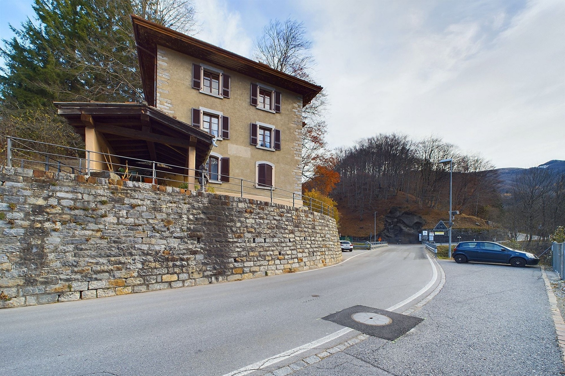 Historisches Haus an Straßenkurve