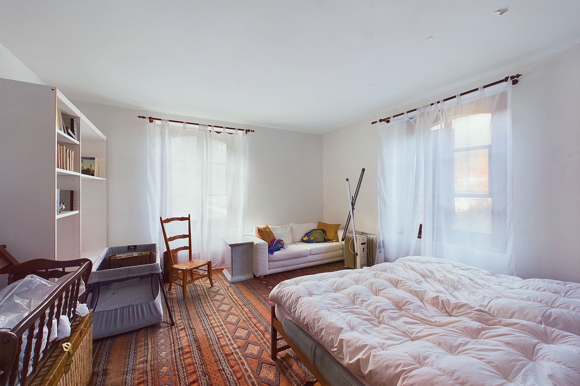 Helles Schlafzimmer mit Sitzbereich