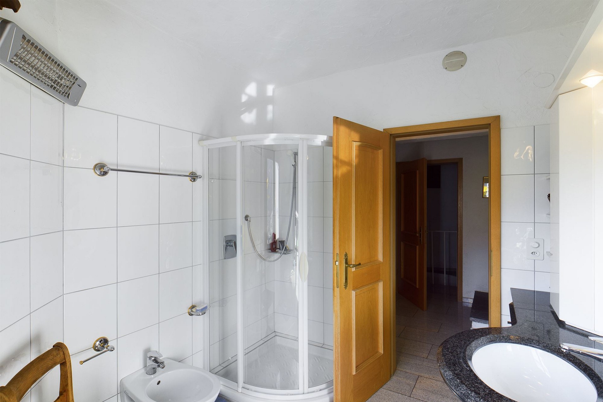 Badezimmer mit Dusche und Waschtisch