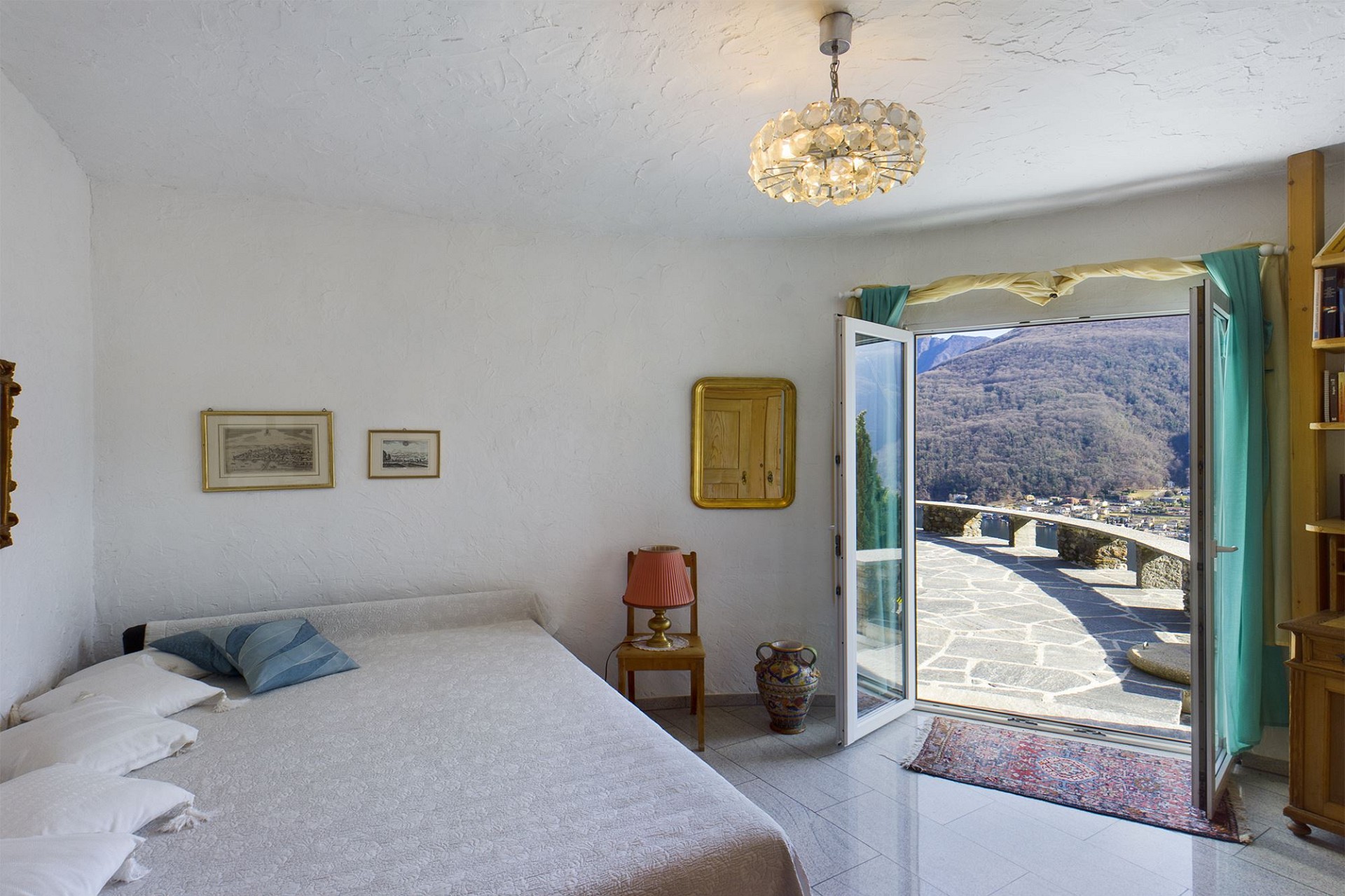 Helles Schlafzimmer mit Ausblick auf die Berge und Terrasse