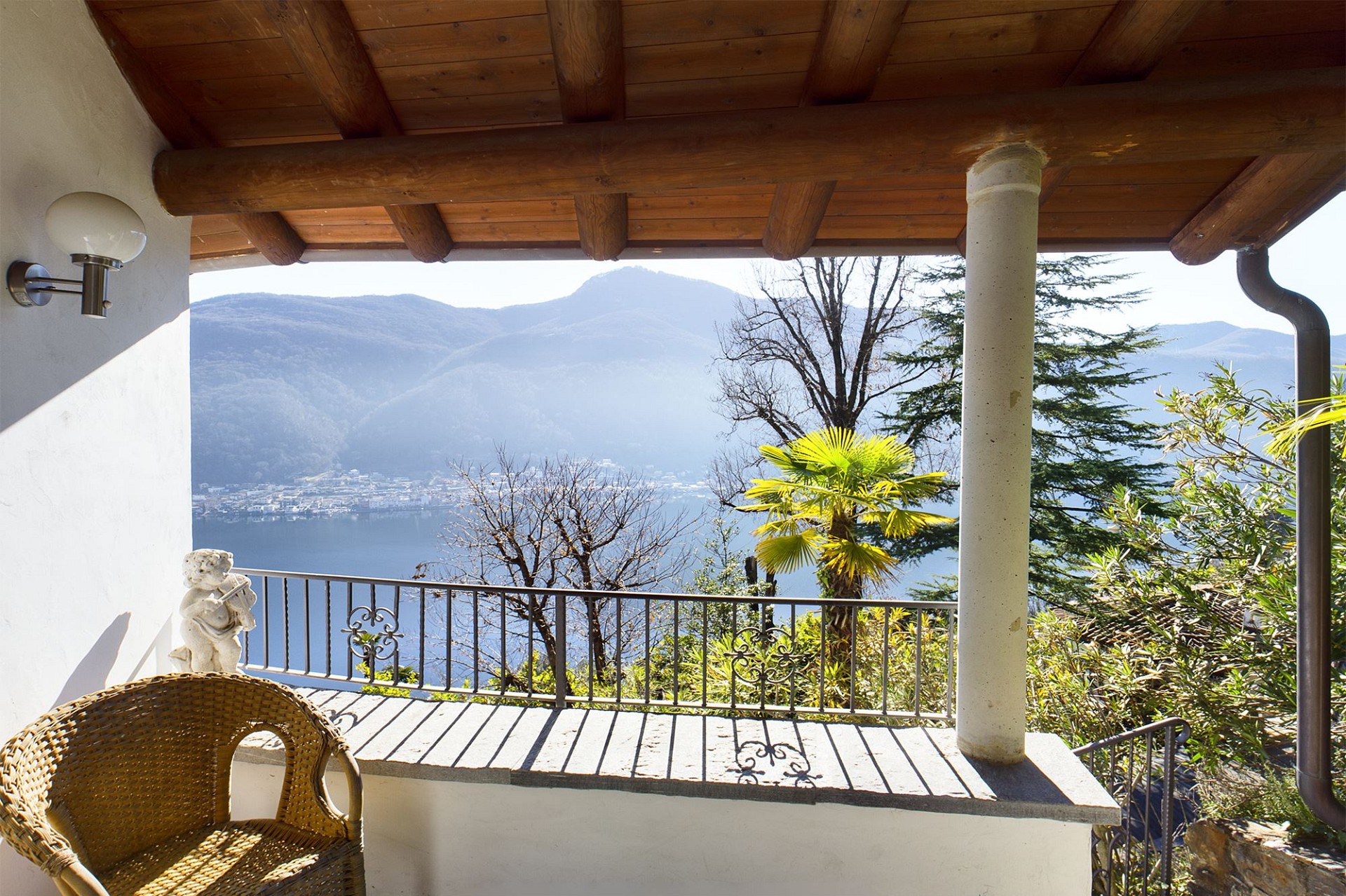 Balkon oder Terrasse mit Berg- und Seeblick