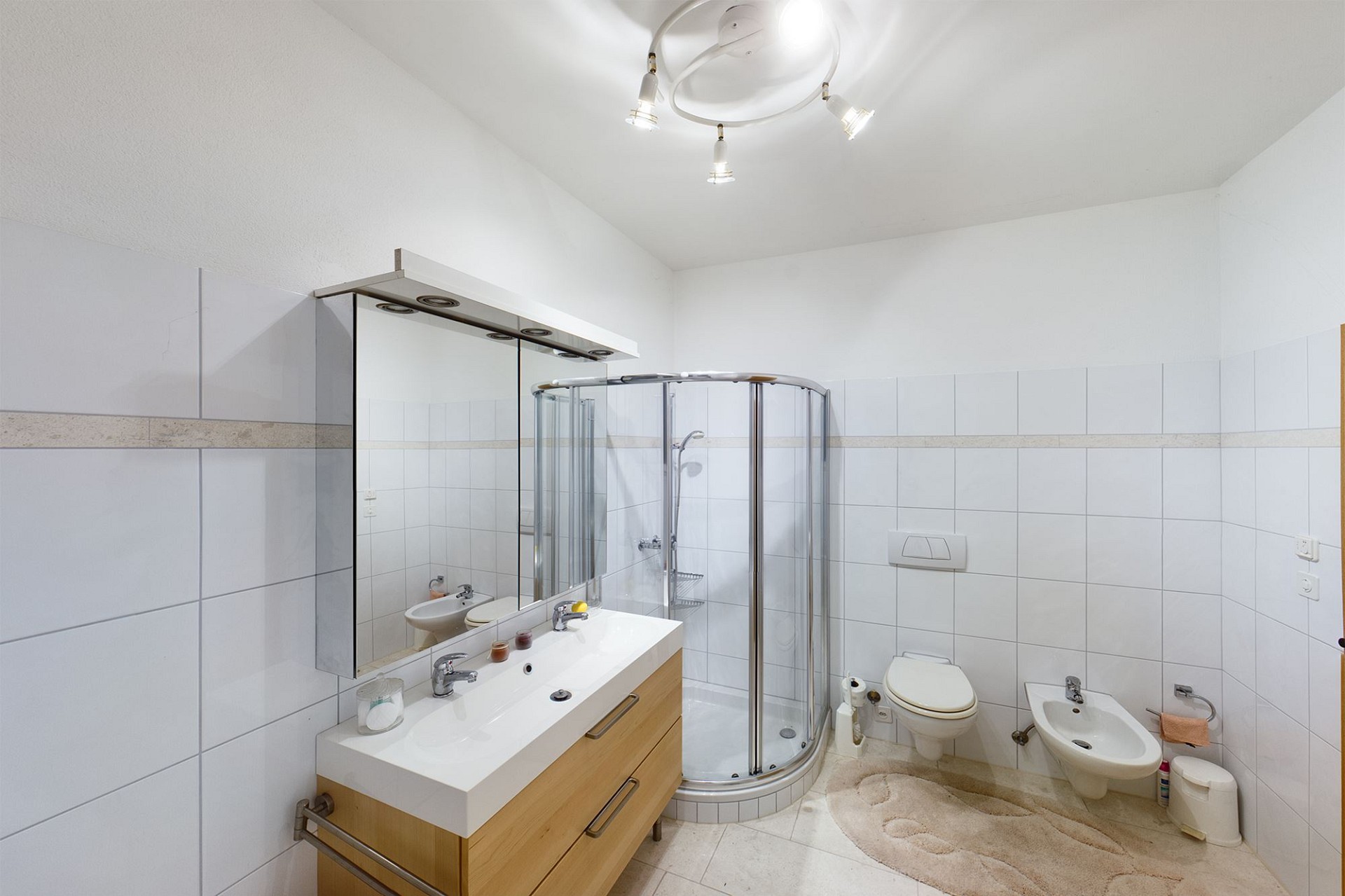 Modernes Badezimmer mit Dusche und Doppelwaschtisch