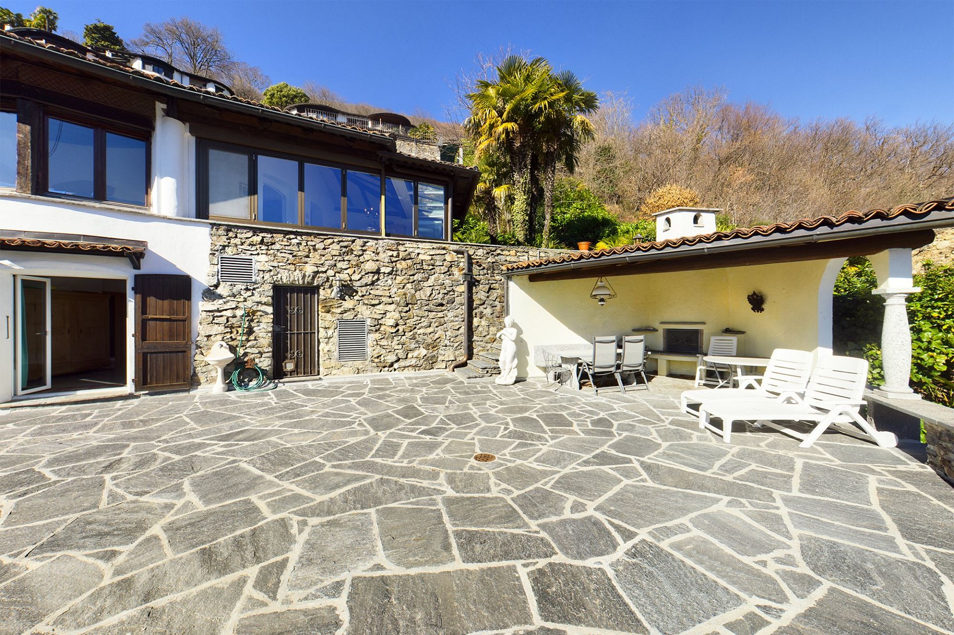 Mediterrane Terrasse mit Steinbelag und Sitzbereich