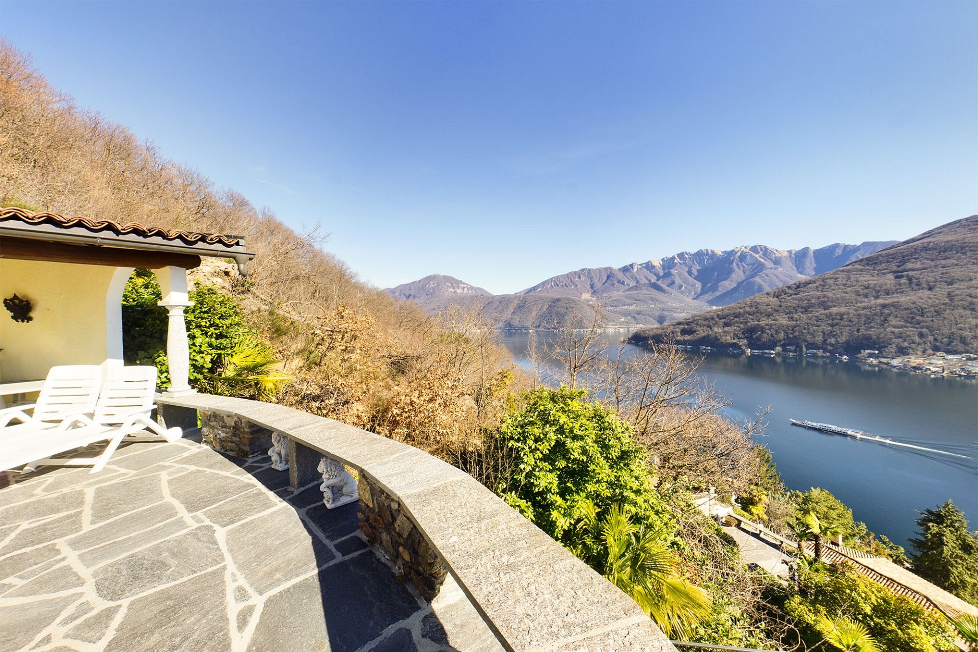 Terrasse mit Panoramablick auf See und Berge