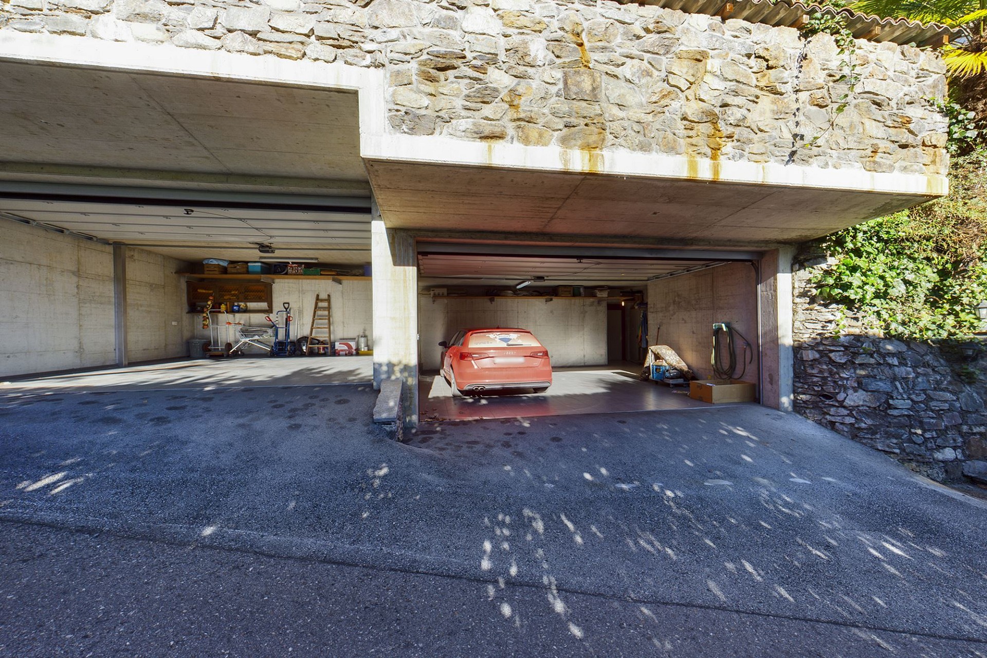 Doppelgarage in Hanglage