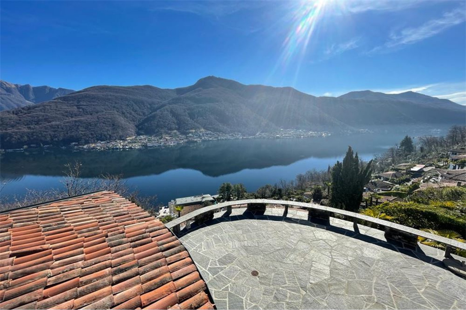 Seeblick von einer Terrasse