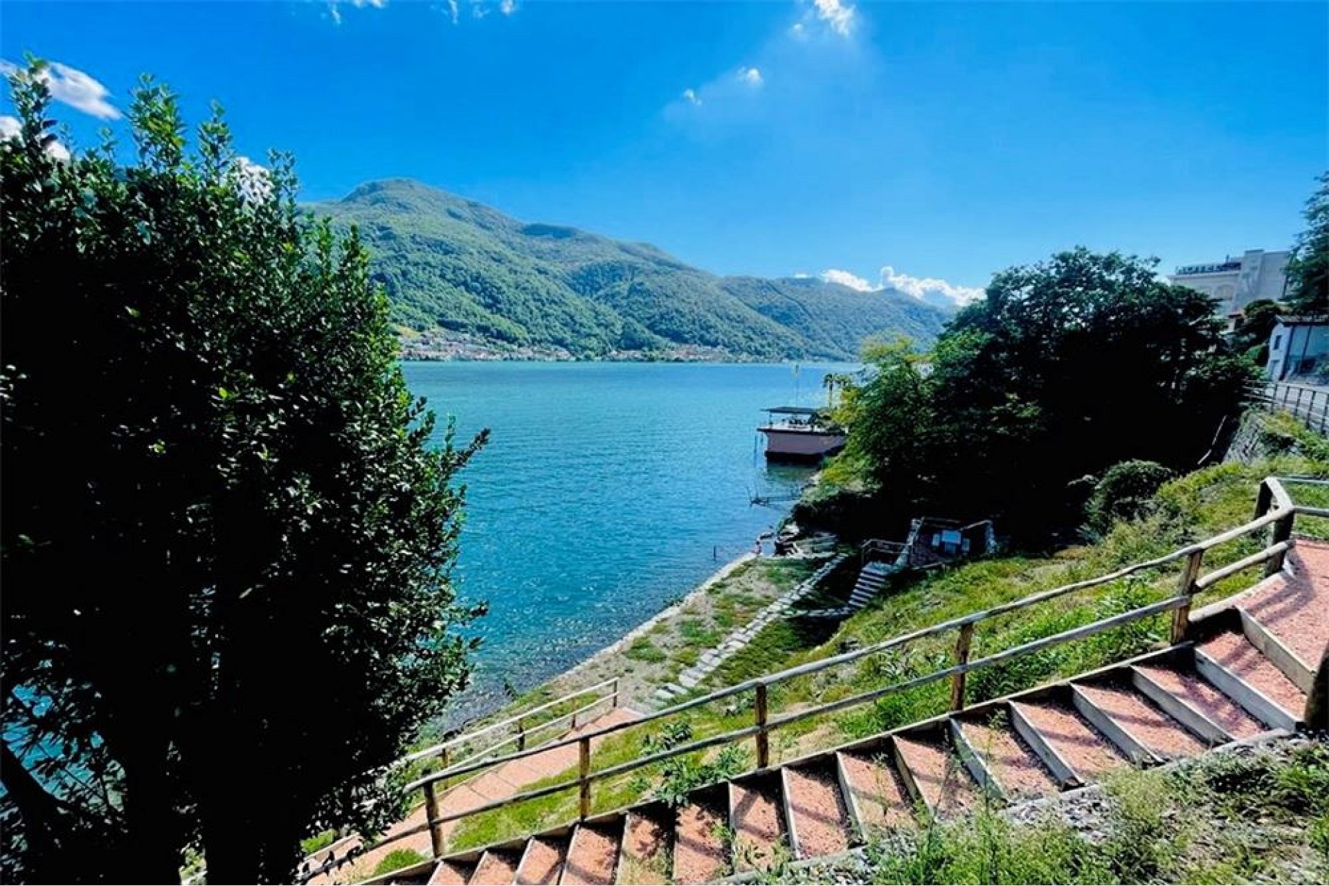 Seeblick mit Hanglage und Treppenanlage