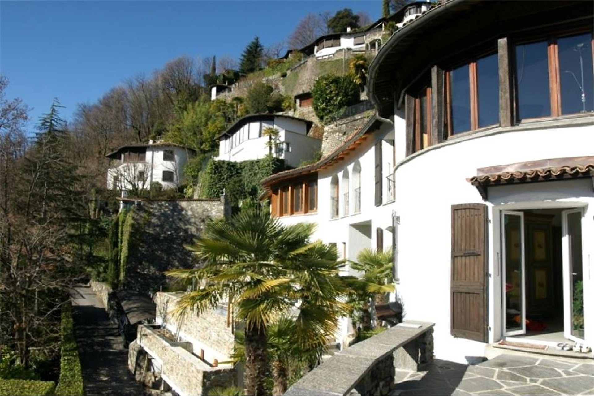 Hangs an einem terrassierten Hang mit mediterranen Häusern