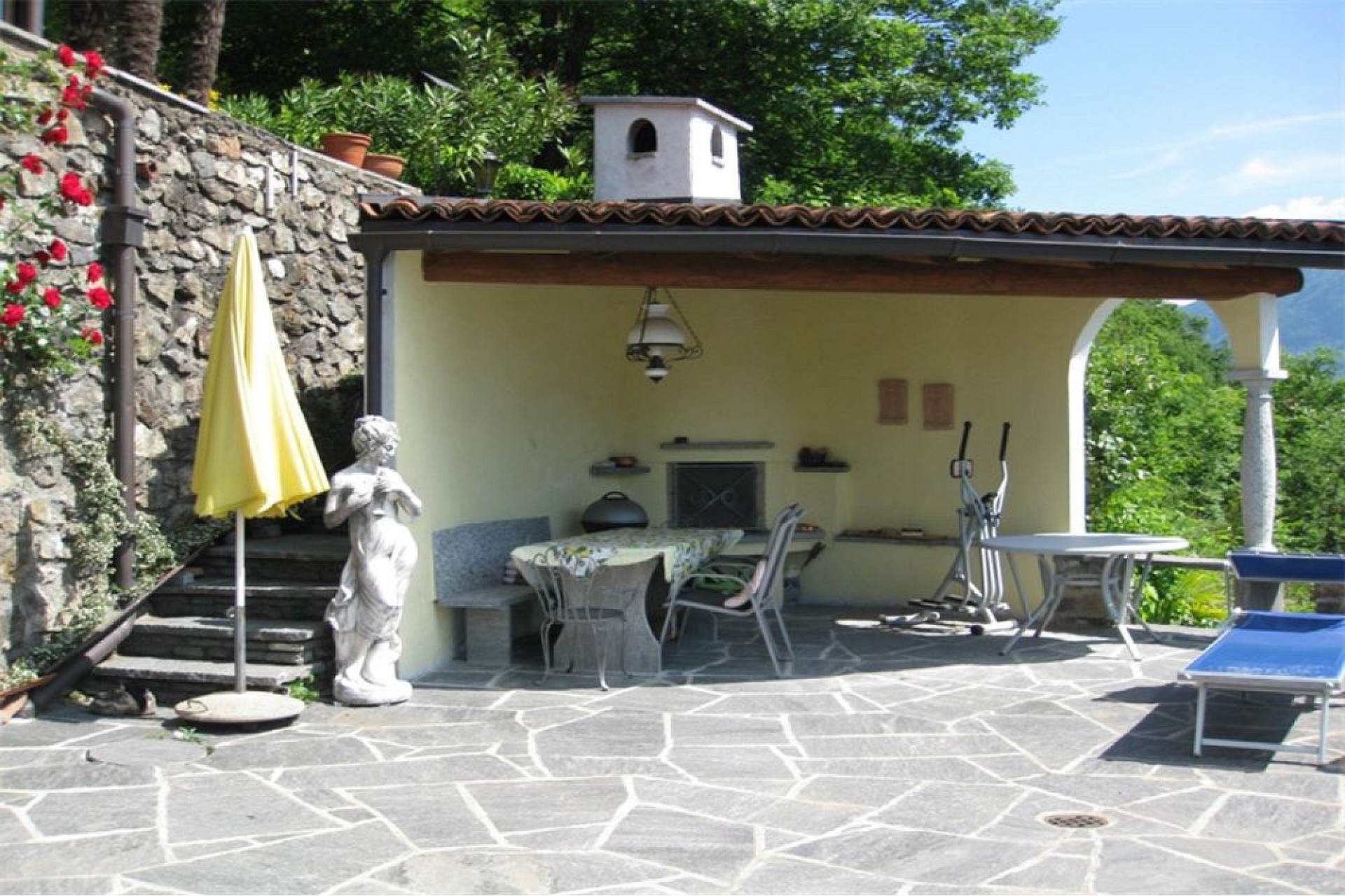Überdachte mediterrane Terrasse mit Außenküche