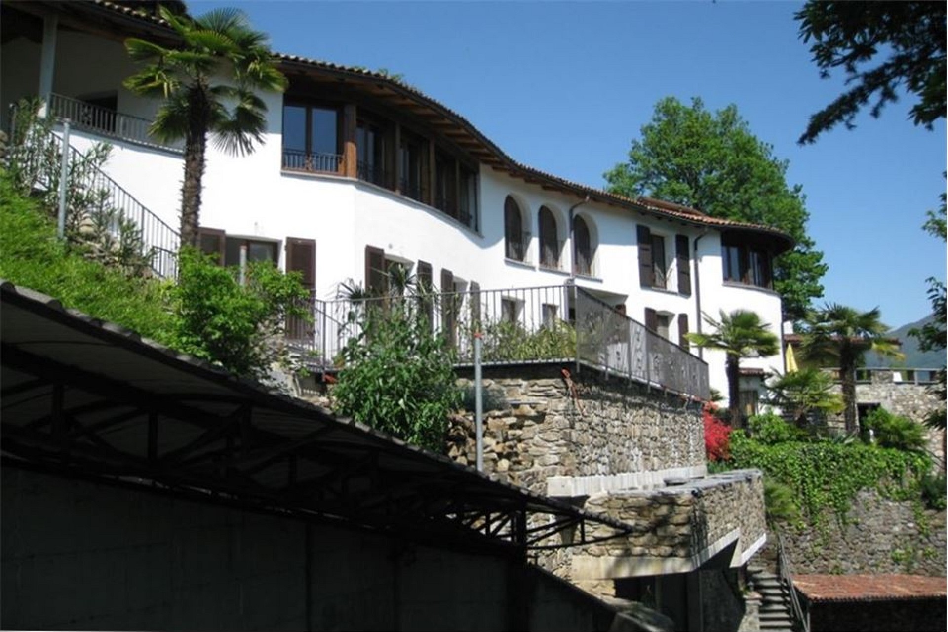 Mediterranes Anwesen mit Terrassen und Steinfassade