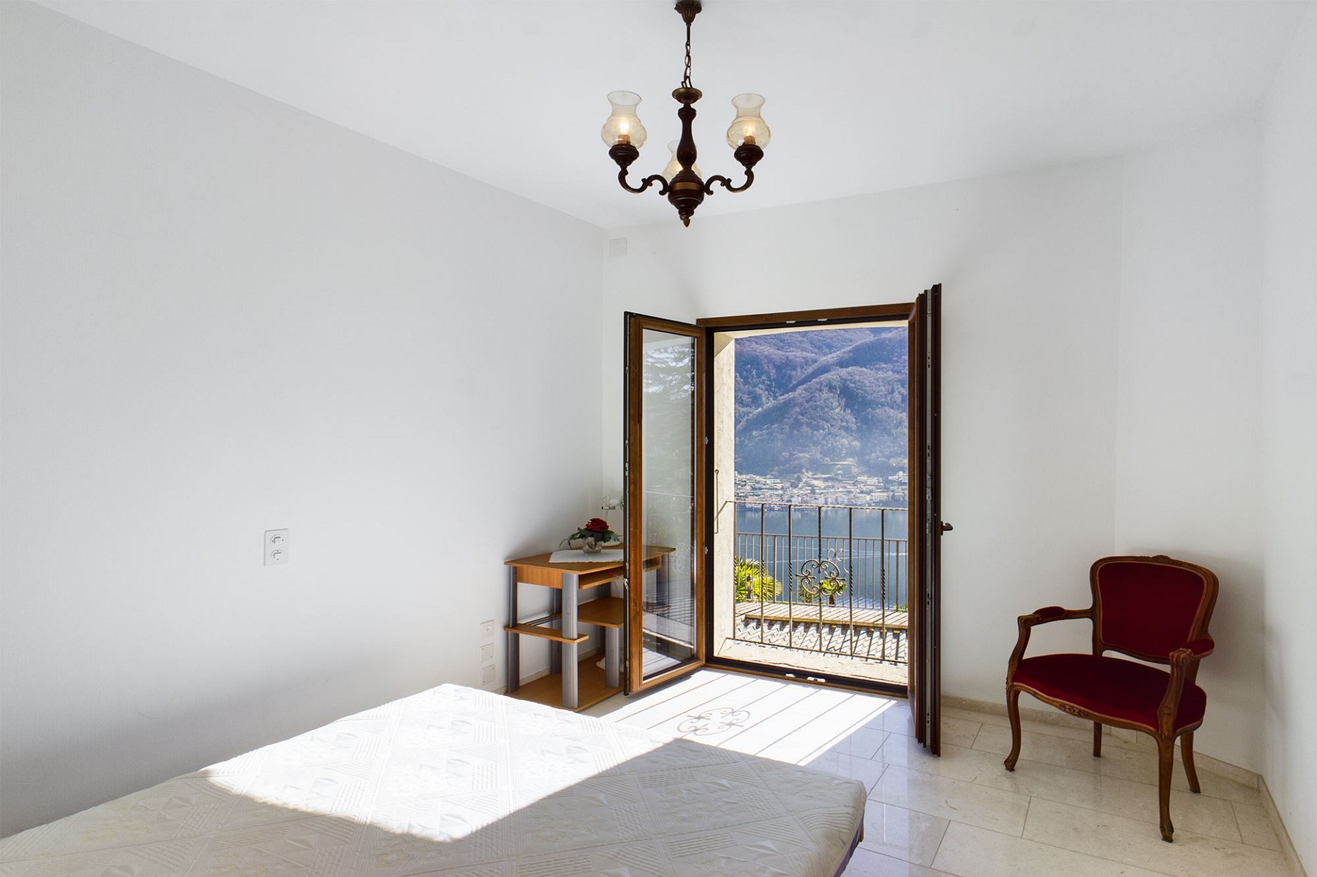 Helles Schlafzimmer mit Balkon und Bergblick
