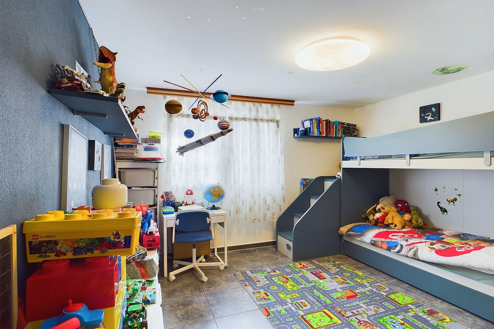 Kinderzimmer mit Etagenbett und Spielbereich