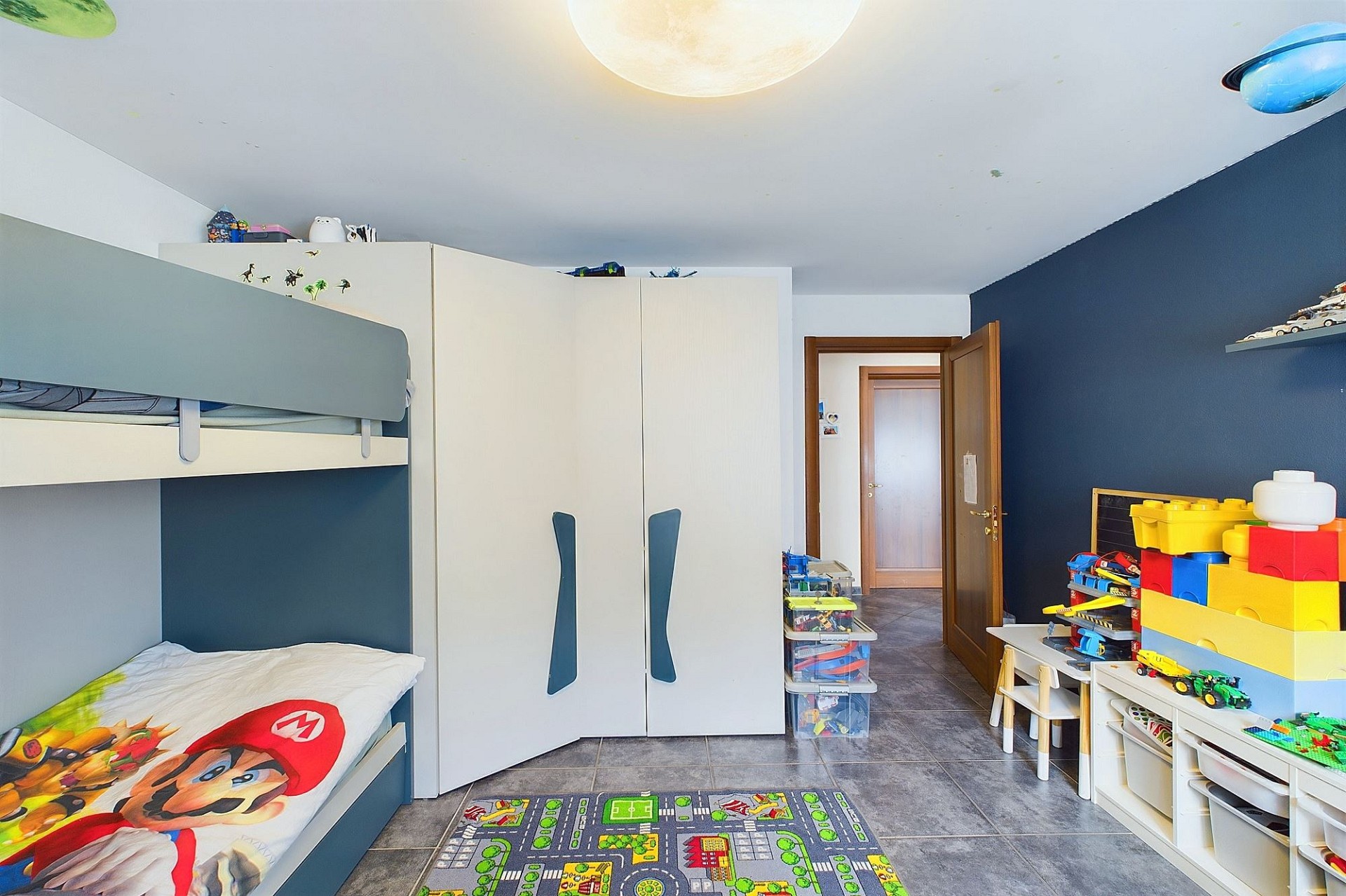 Kinderzimmer mit Etagenbett und Spielbereich