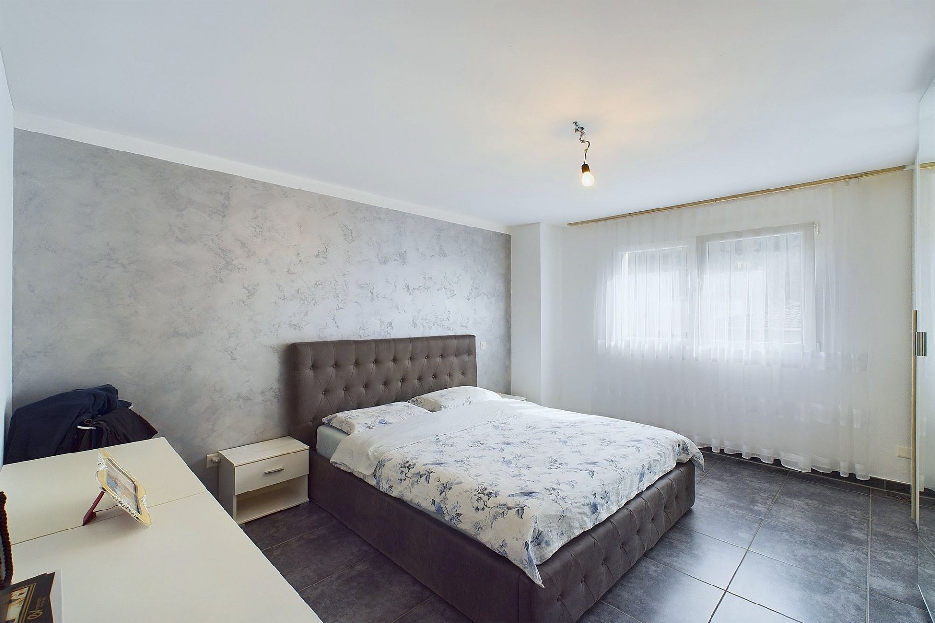 Helles Schlafzimmer mit Fliesenboden