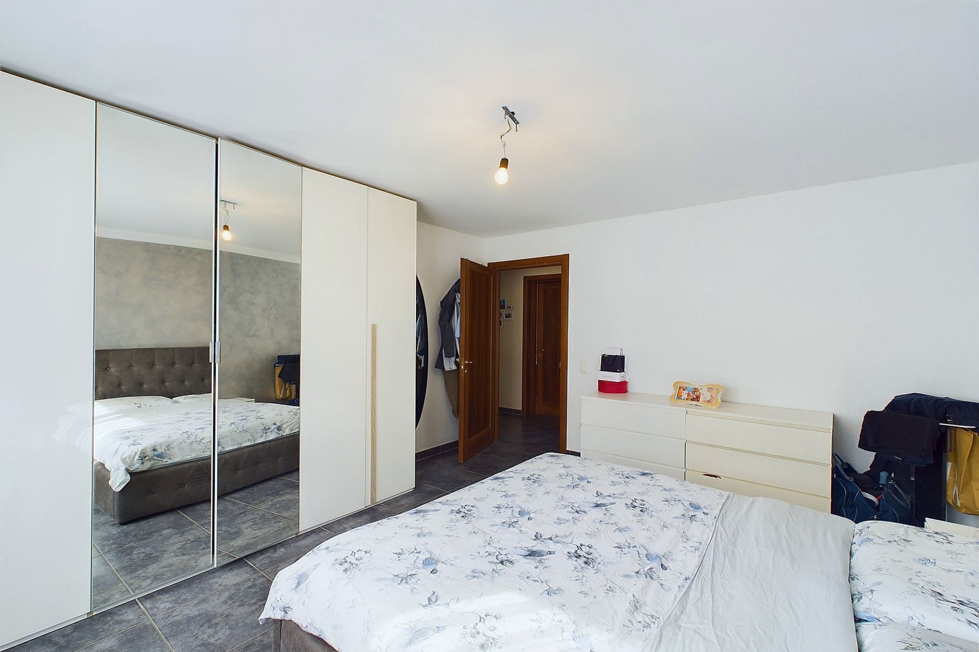Schlafzimmer mit Kleiderschrank und Kommode