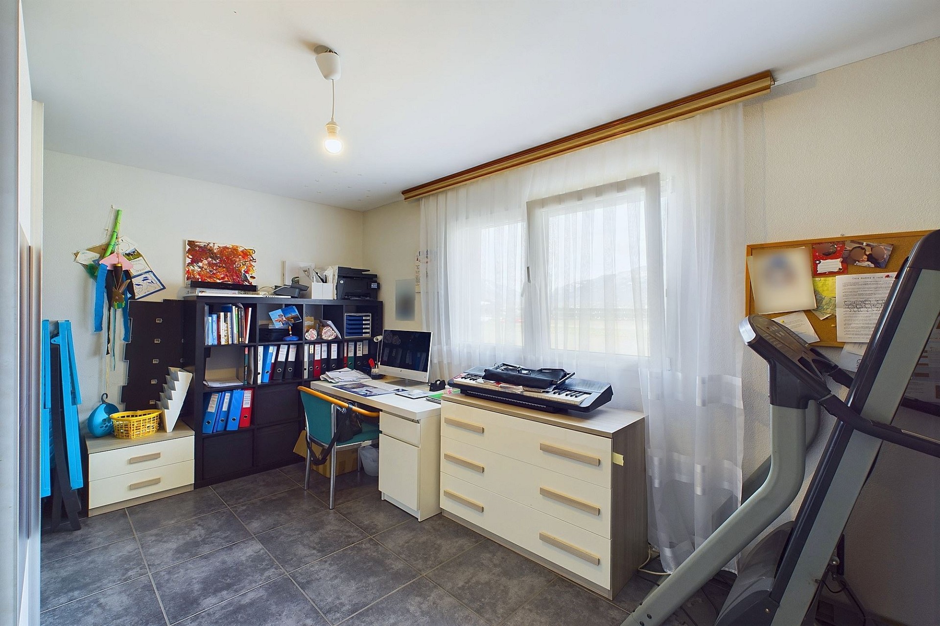 Arbeitszimmer mit Schreibtisch und Stauraum