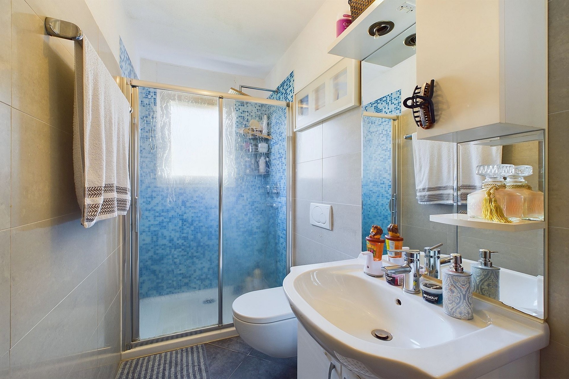 Helles Badezimmer mit Dusche und Waschplatz