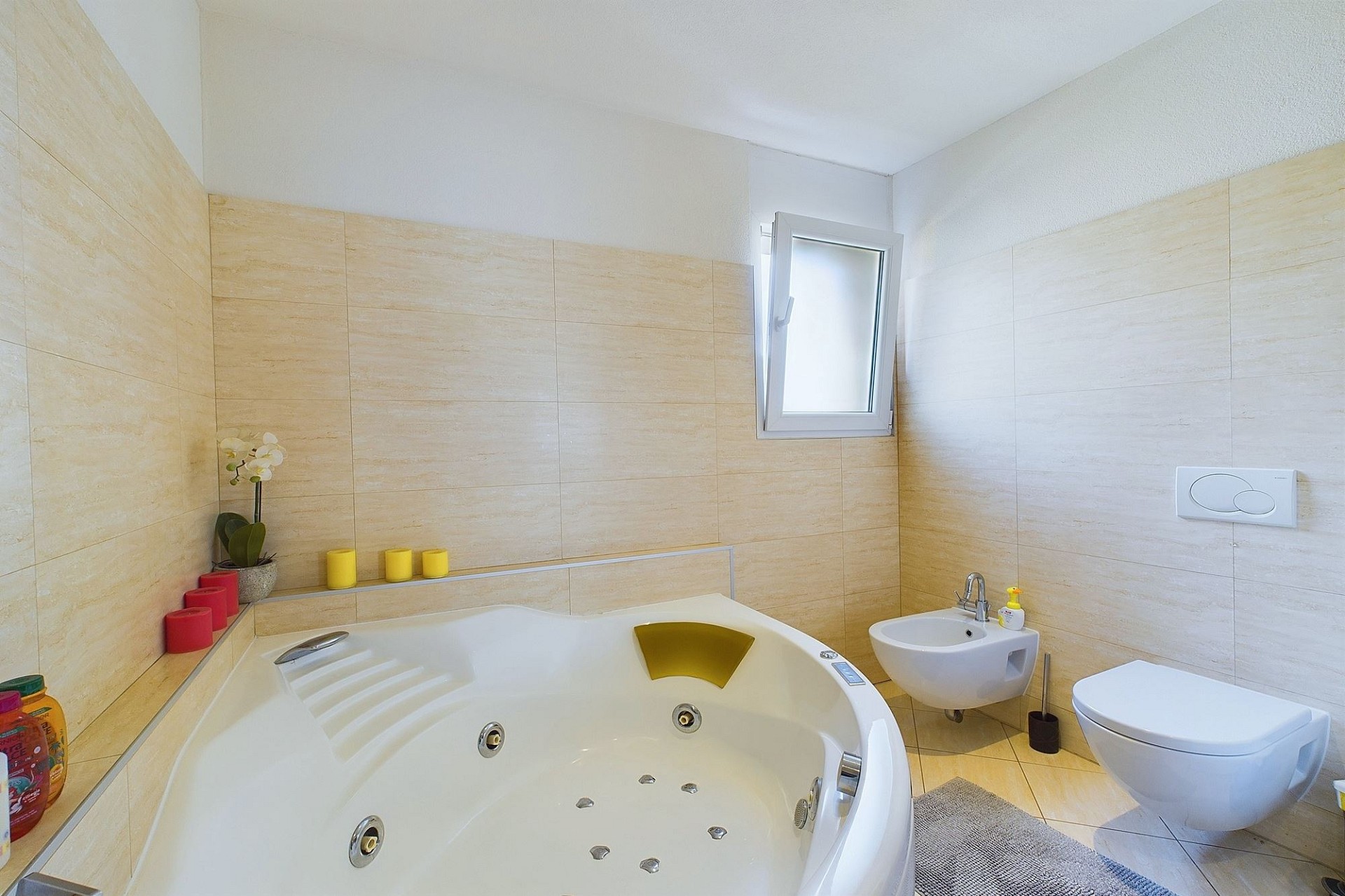 Helles Badezimmer mit Whirlpoolwanne und Bidet