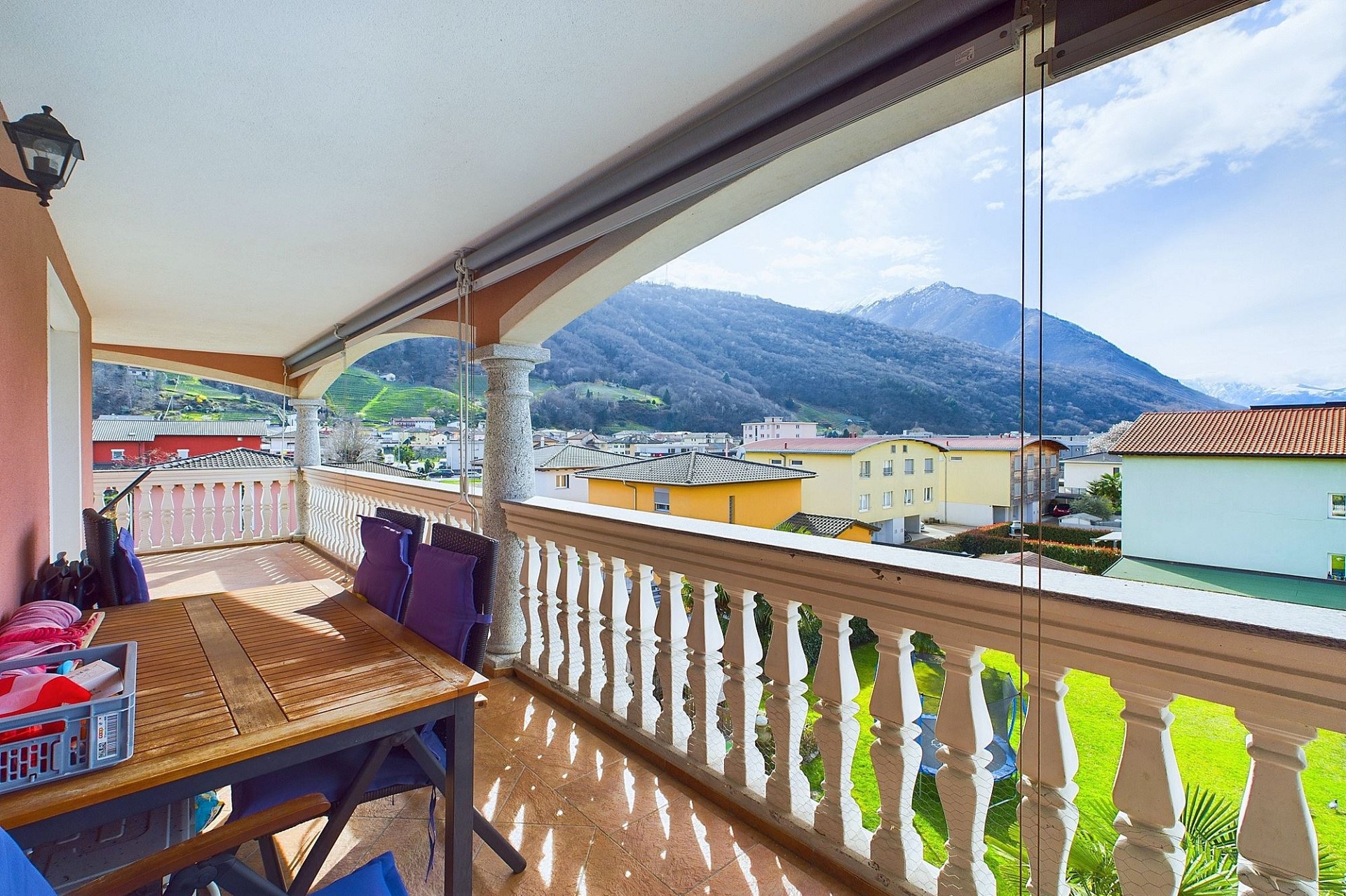 Überdachter Balkon mit Bergblick