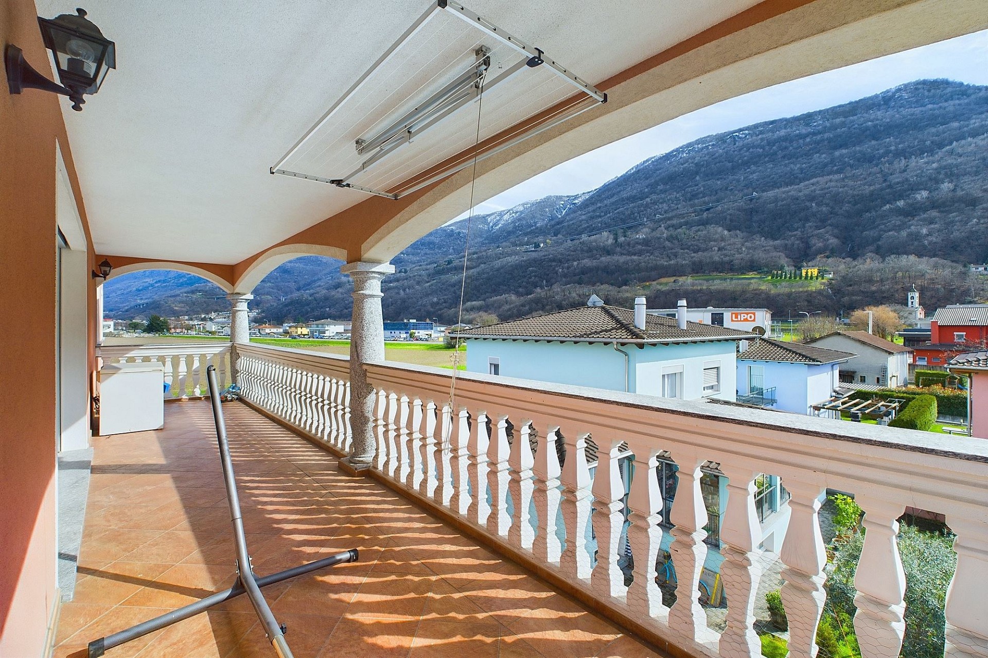 Überdachter Balkon mit Bergblick