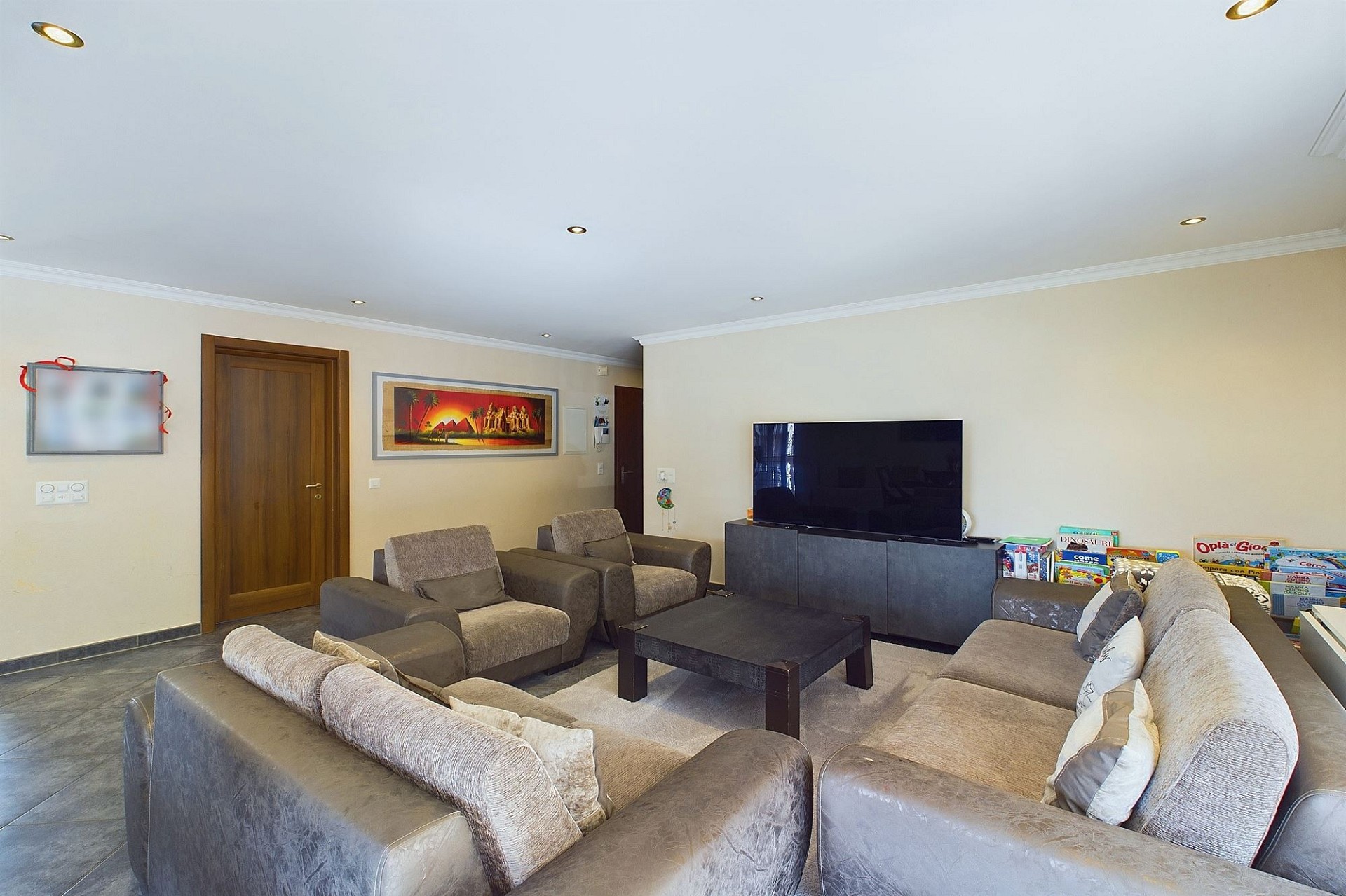 Großzügiges Wohnzimmer mit Sitzgruppe und TV-Wand