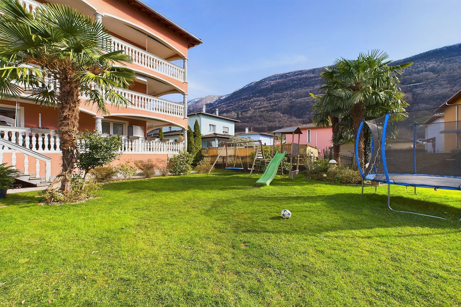Garten mit Wohnhaus und Spielbereich