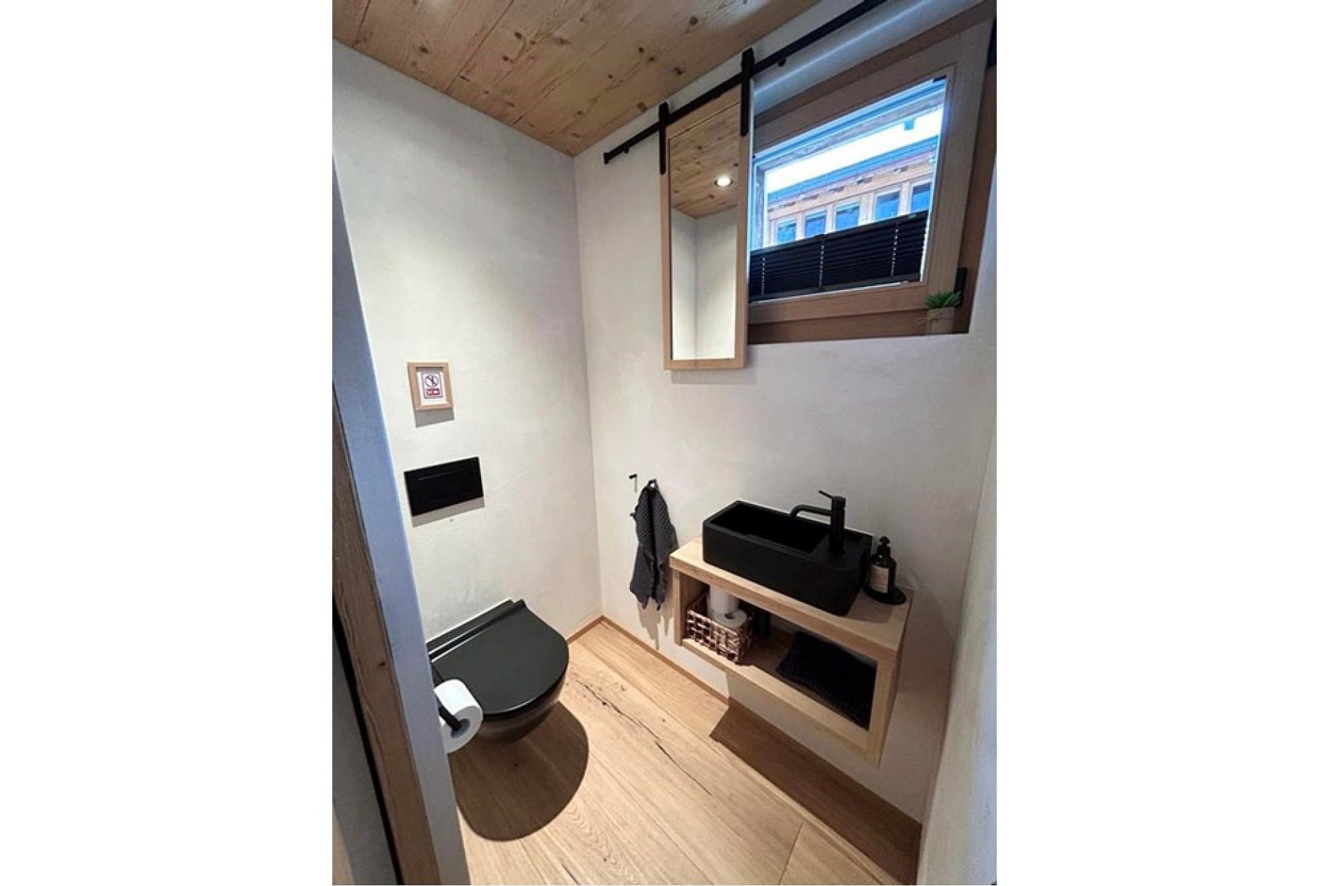 Kompaktes Gäste-WC mit Holzdetails