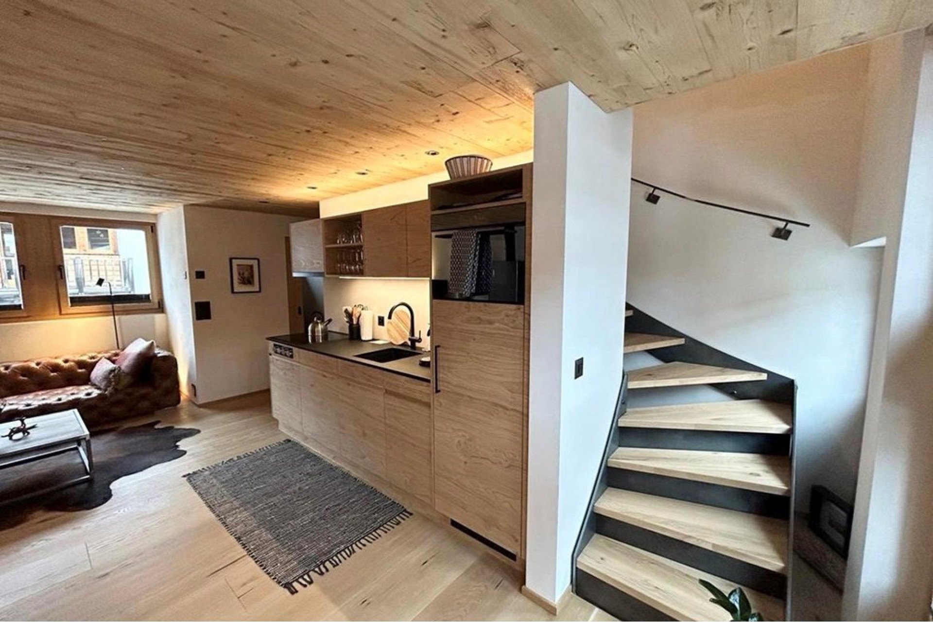 Offener Wohnbereich mit Küche und Treppe