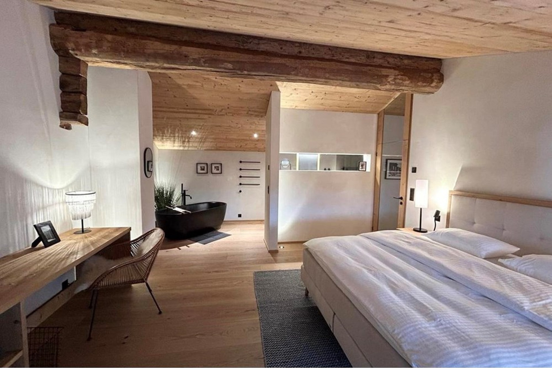 Helles Schlafzimmer mit sichtbarem Badbereich