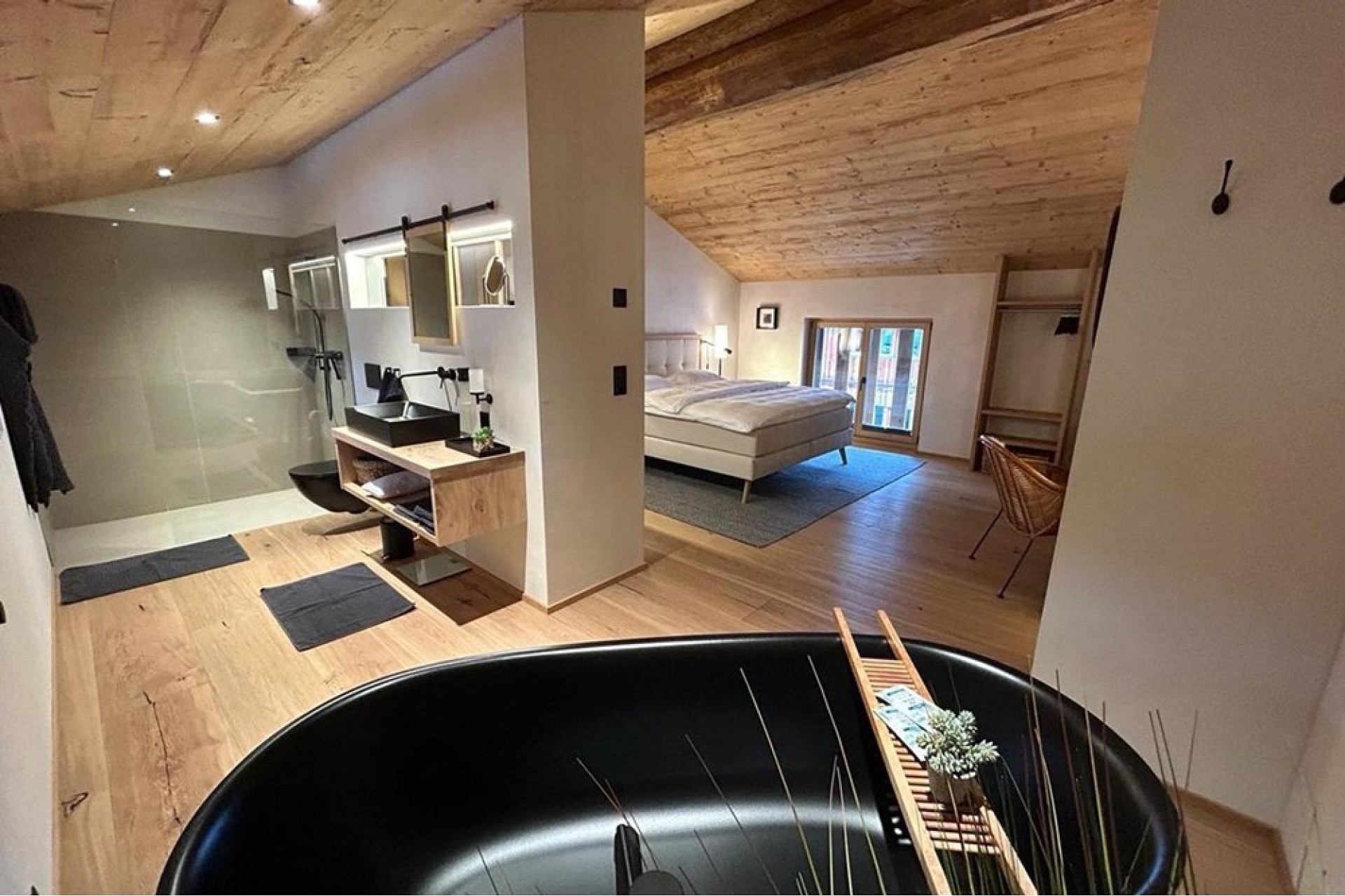 Modernes Loft-Schlafzimmer mit offenem Bad