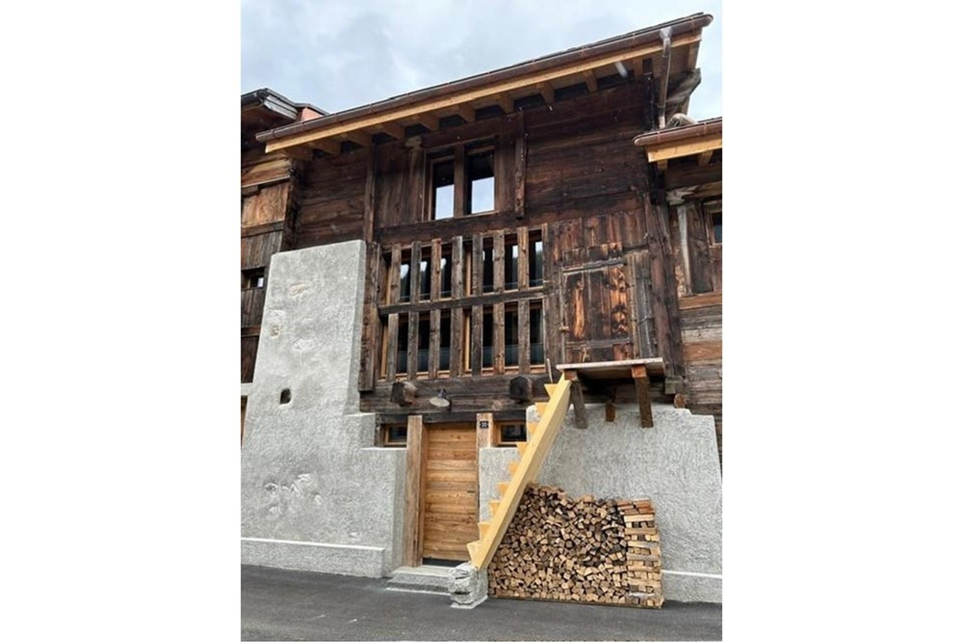 Rustikale Holzfassade mit Steinsockel