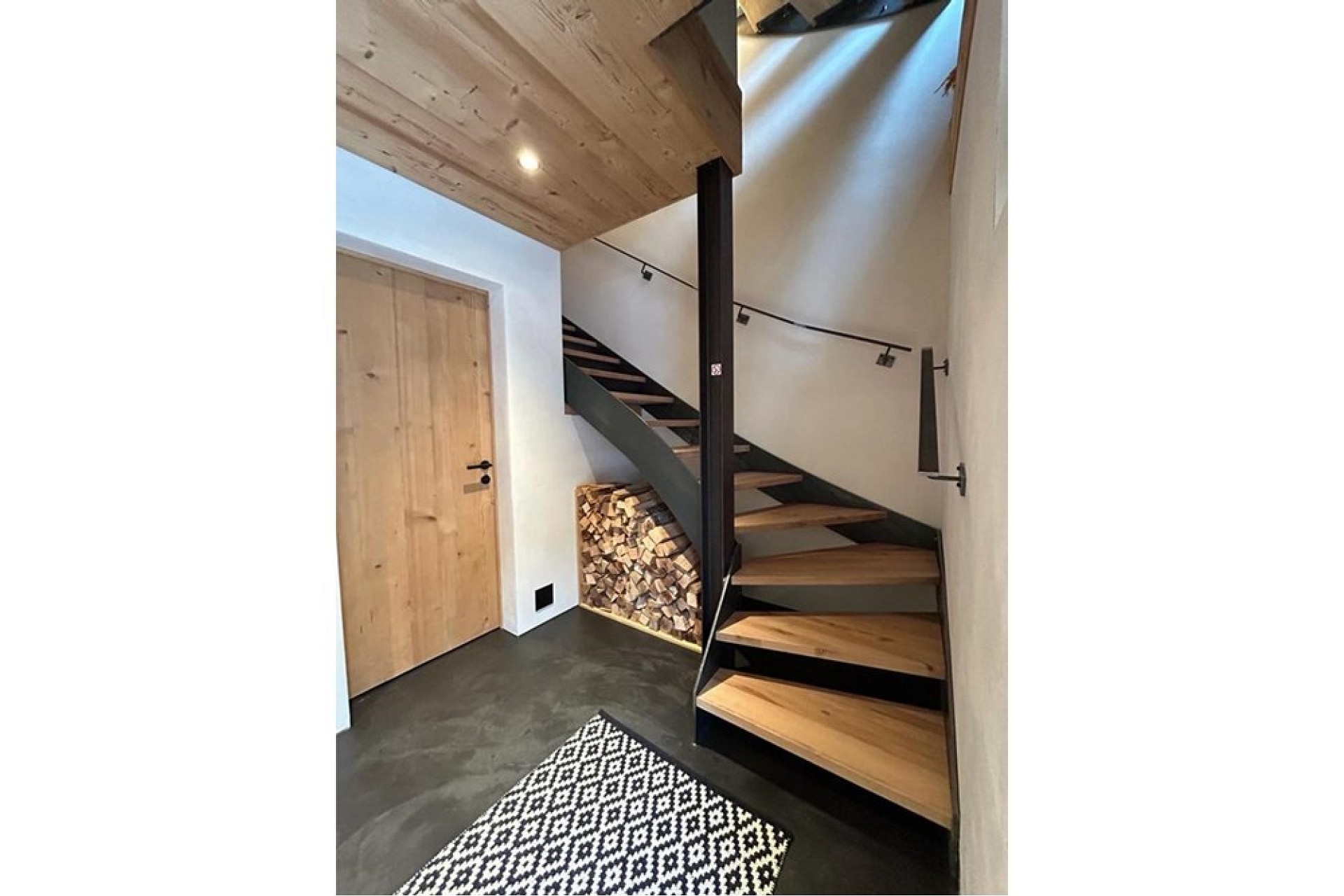 Moderner Eingangsbereich mit Treppe