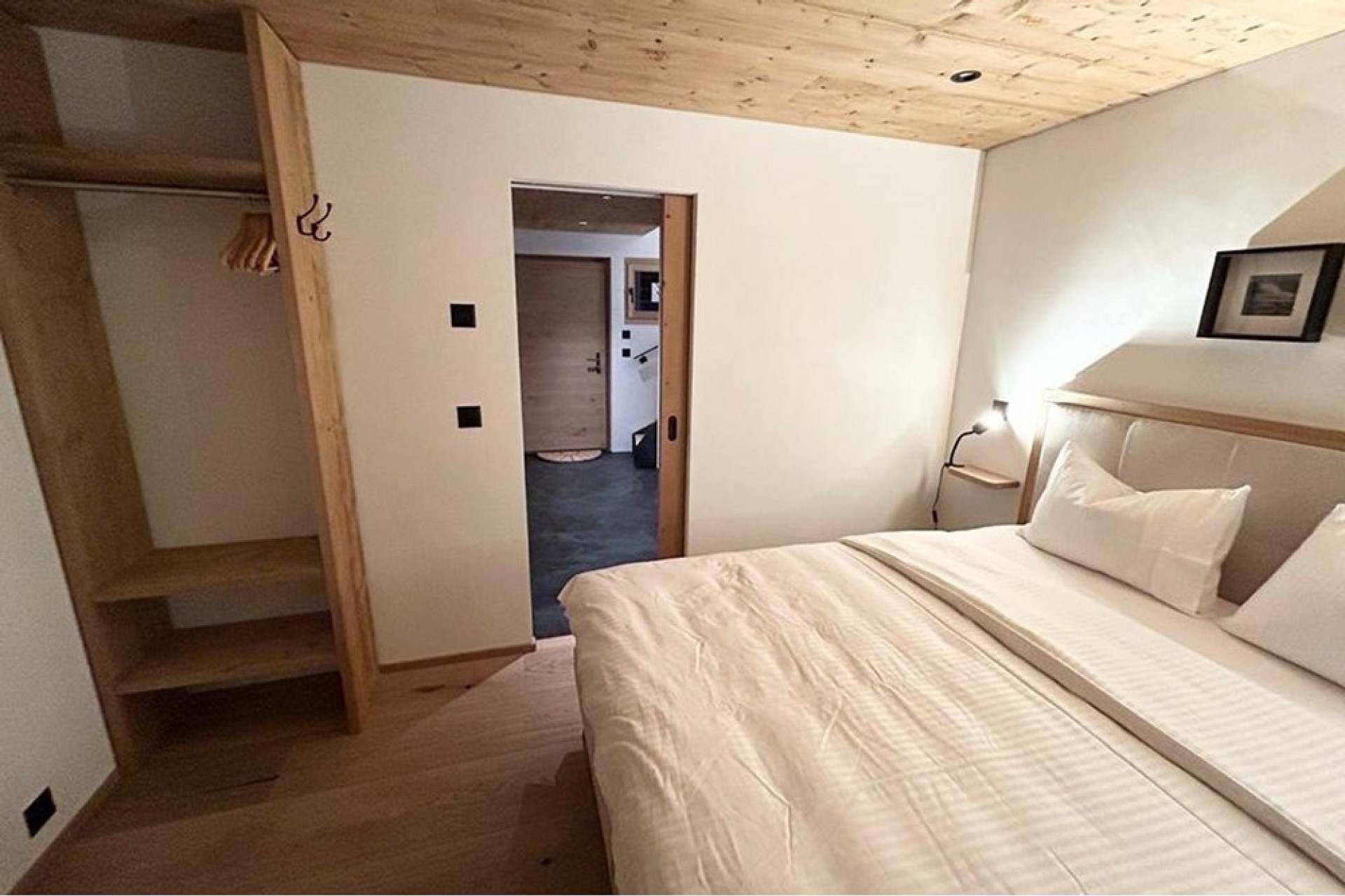Gemütliches Schlafzimmer mit Holzdecke