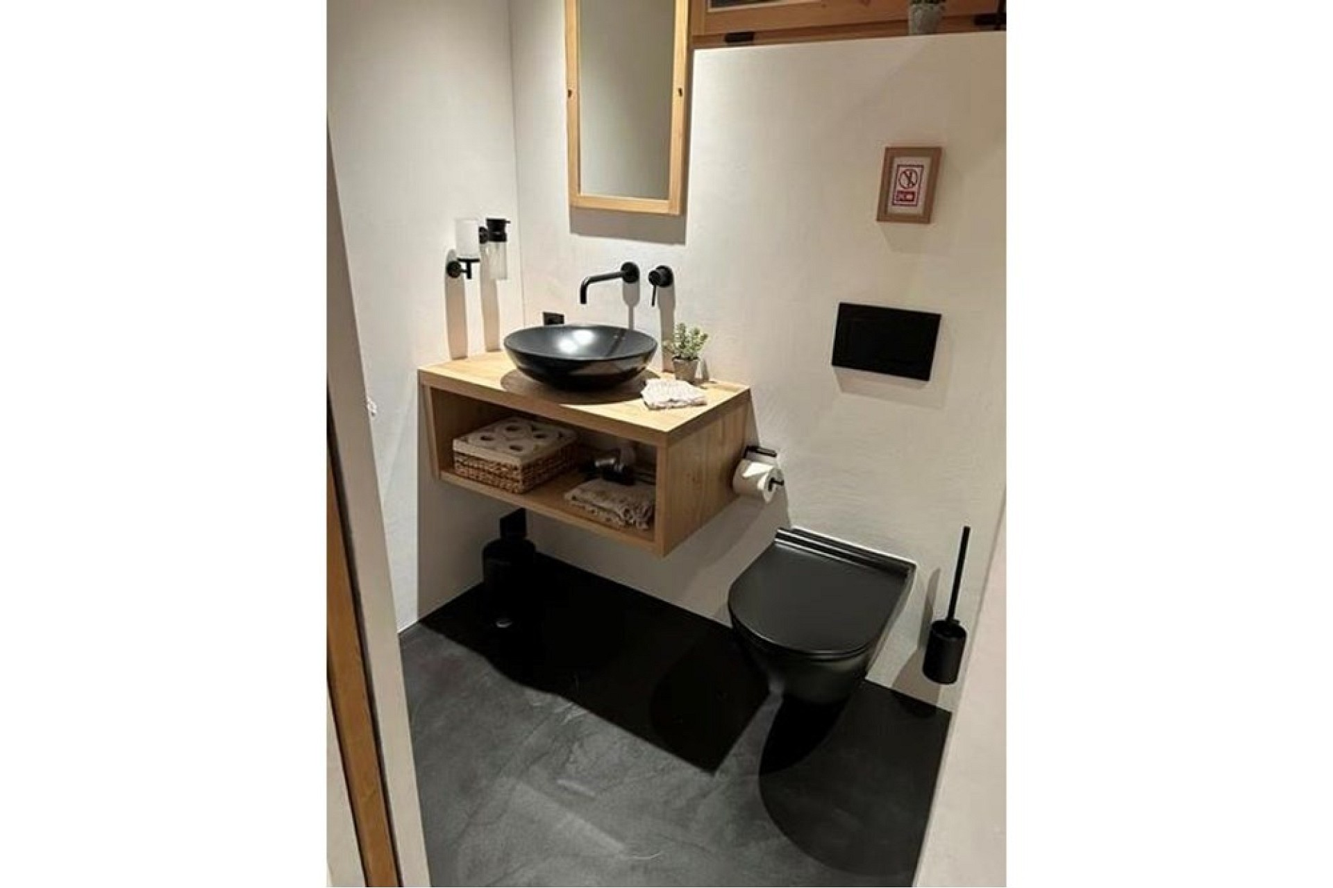 Kleines modernes Badezimmer mit schwarzer Ausstattung