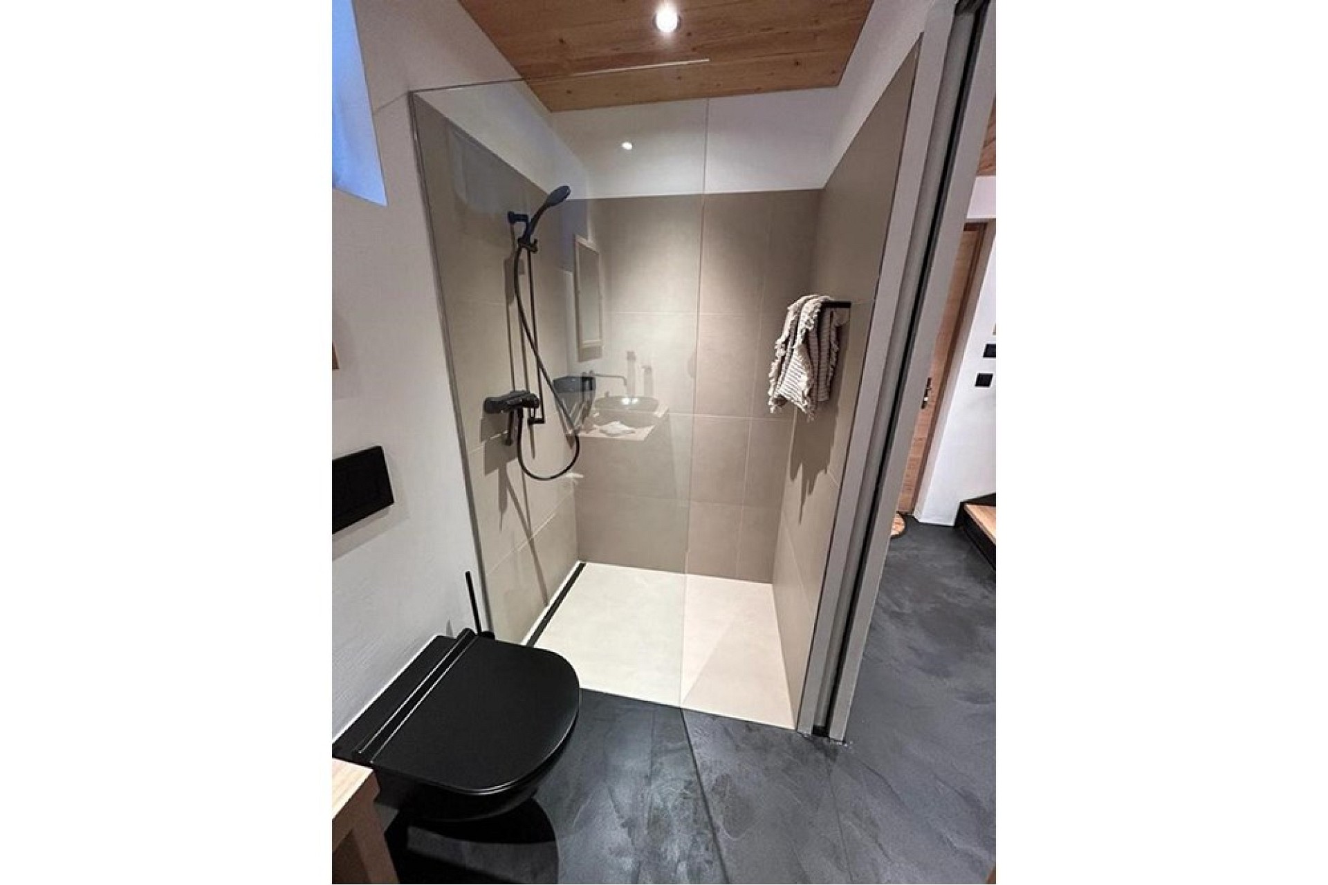 Modernes Bad mit begehbarer Dusche