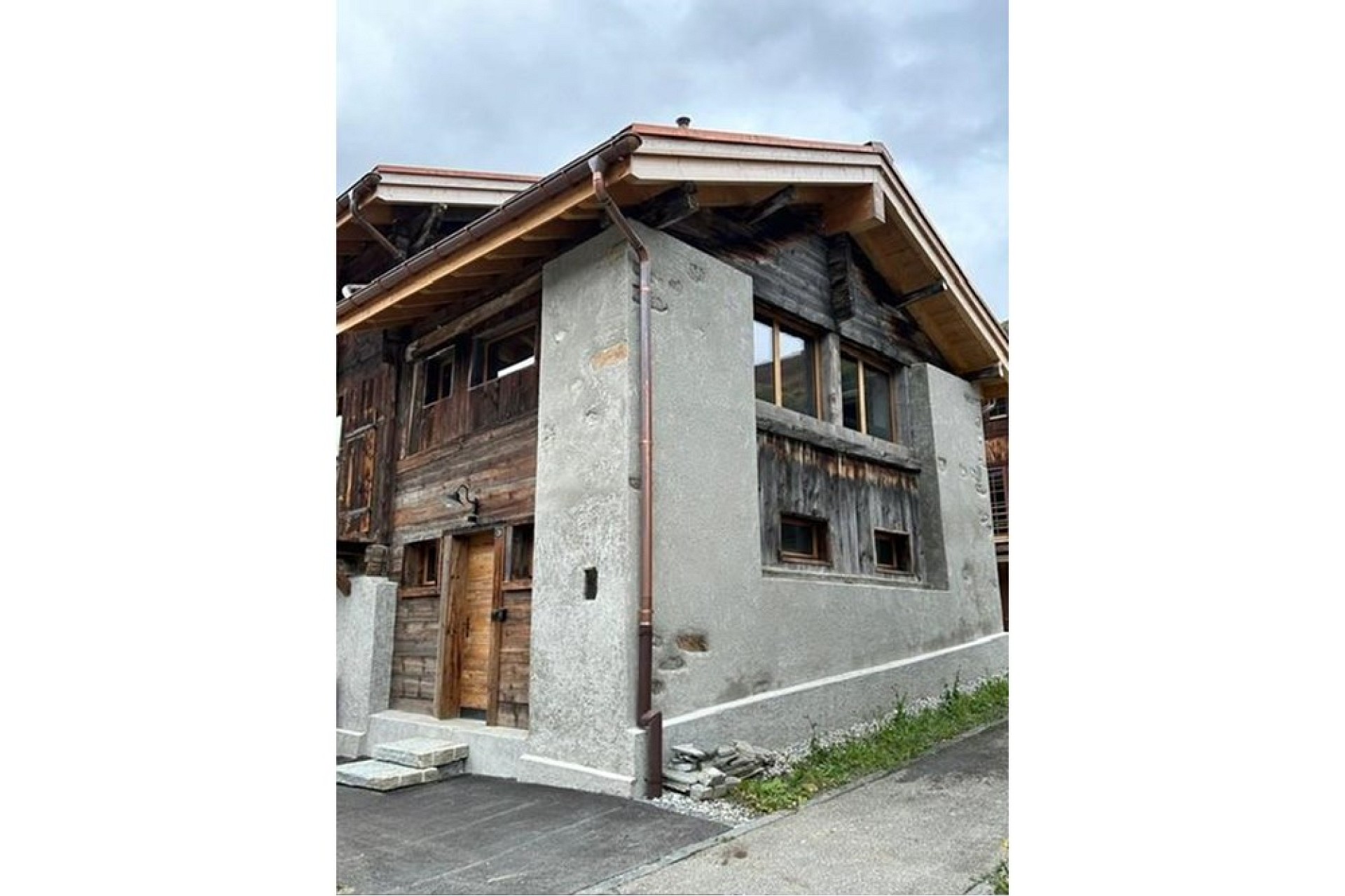Rustikales Chalet mit verwitterter Holzfassade