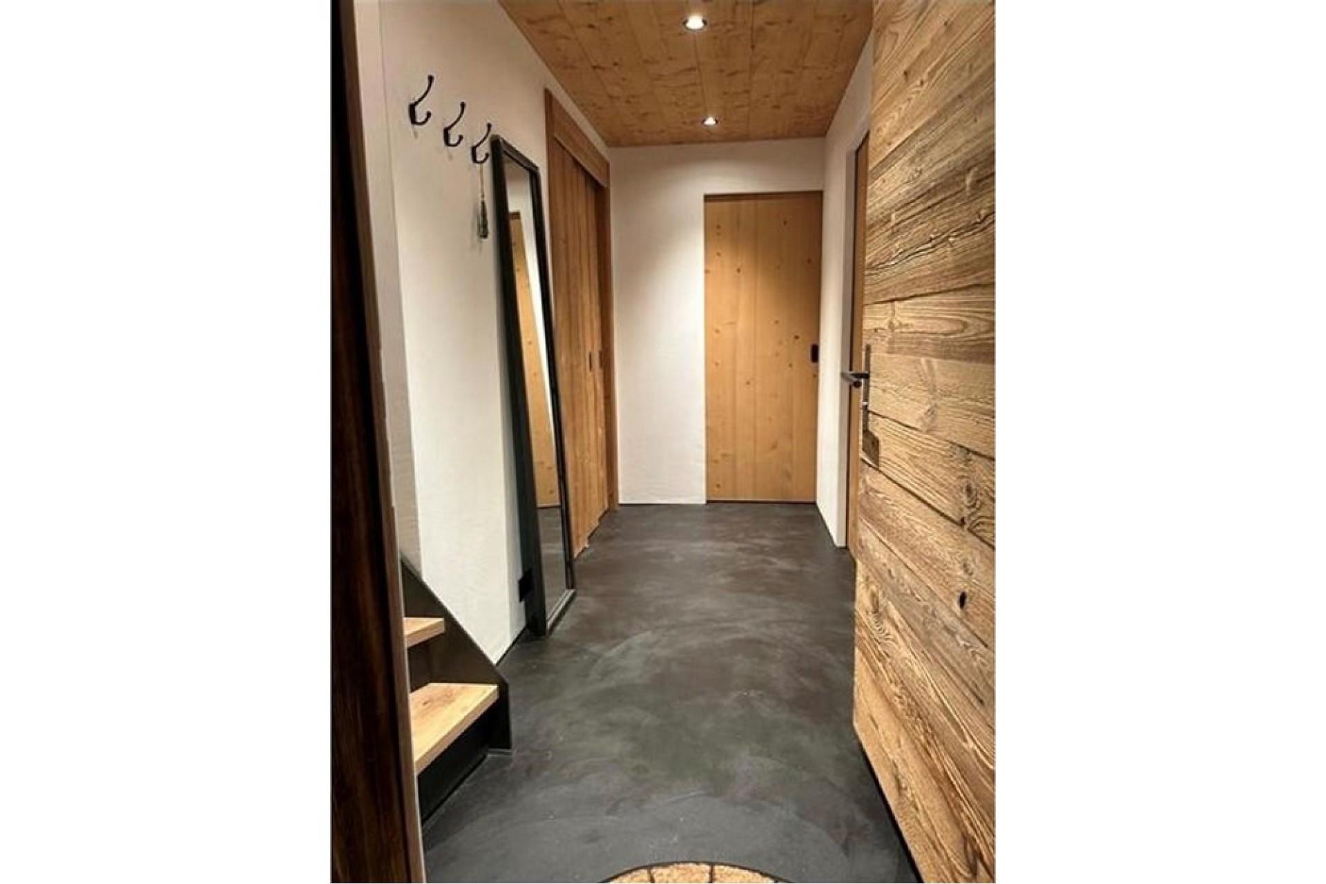 Flur mit Holzverkleidung