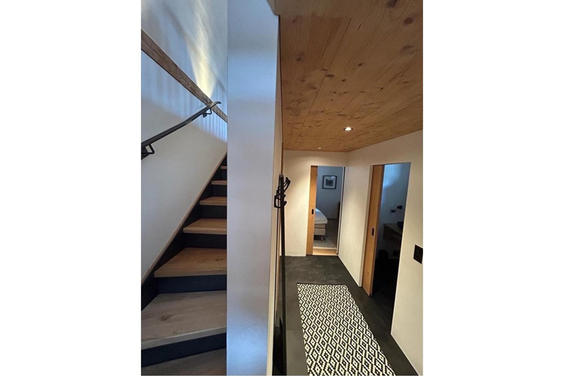 Flur mit Treppe und Holzboden