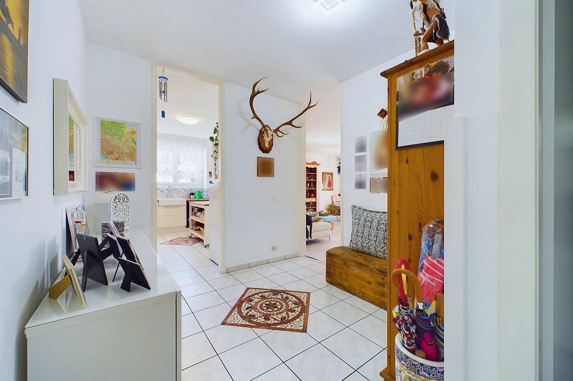 Heller Eingangsbereich mit Blick in Küche und Wohnzimmer