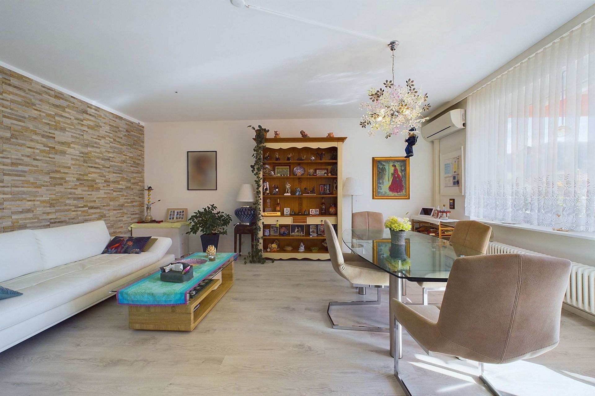 Helles Wohn- und Esszimmer mit moderner Einrichtung