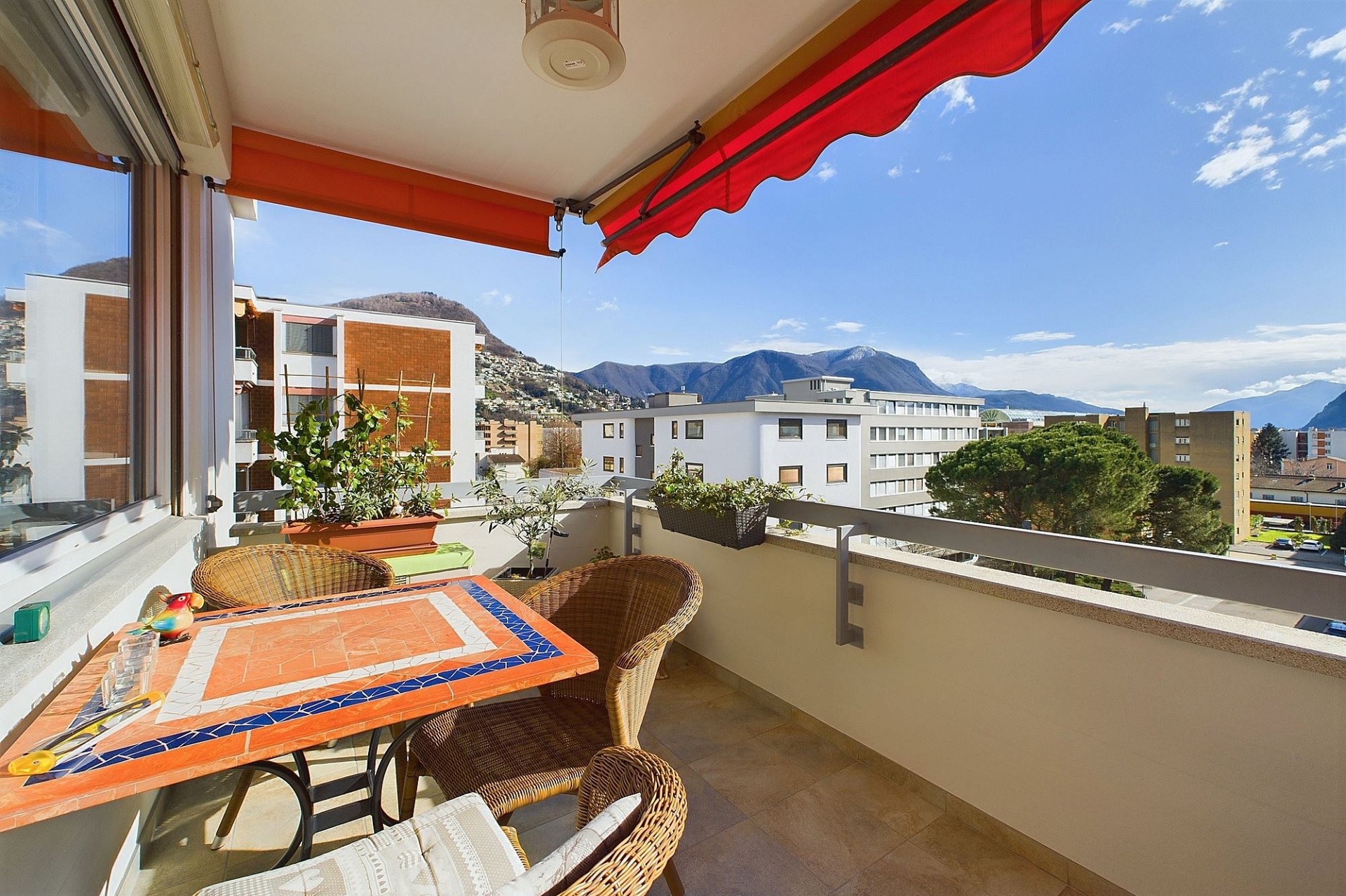 Balkon mit Bergblick